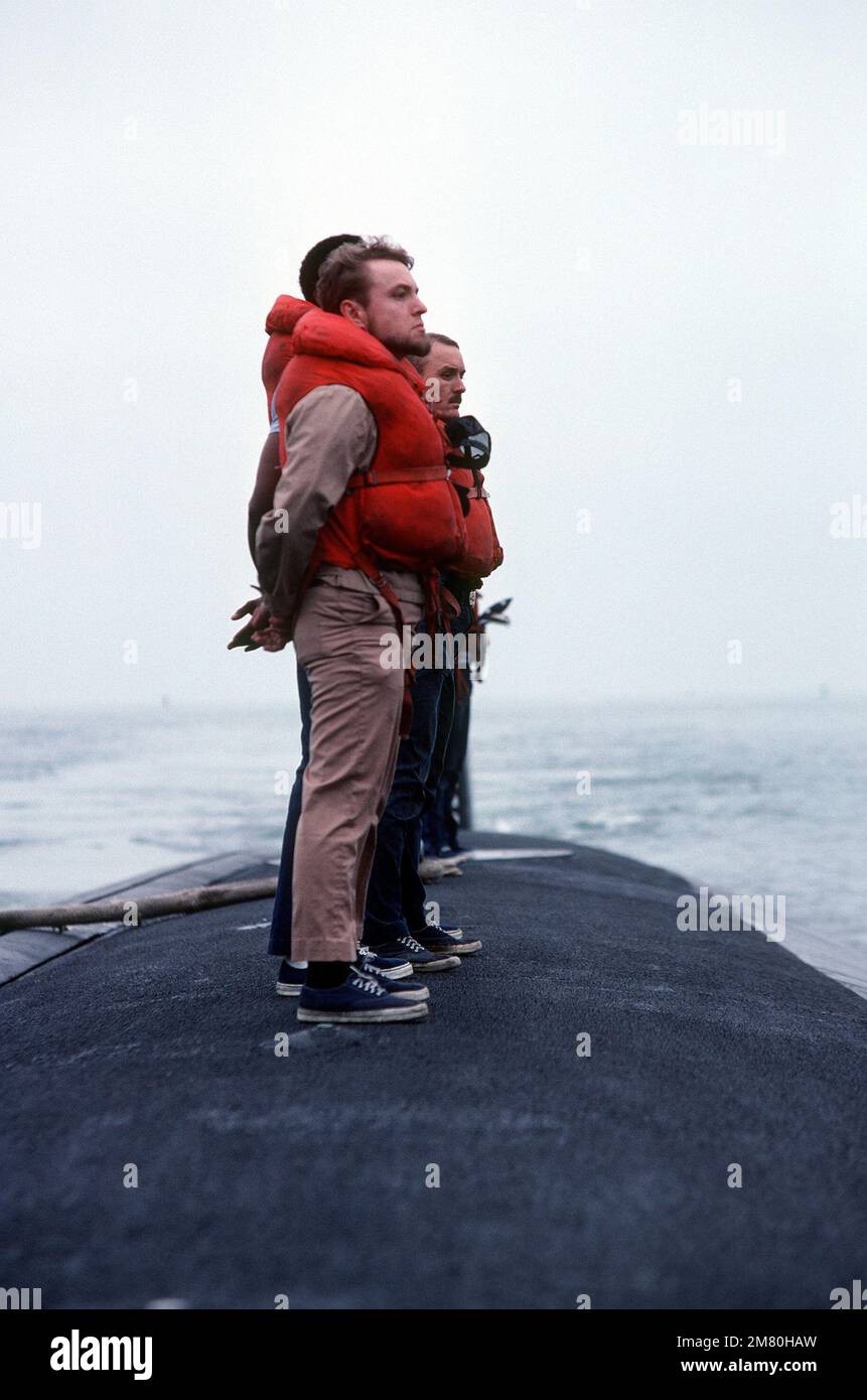 I linehanders a bordo del sottomarino d'attacco nucleare della classe Los Angeles USS LA JOLLA (SSN-701) indossano delle sneaker per una migliore trazione sullo scafo superiore con rivestimento ruvido. Base: San Diego Stato: California (CA) Paese: Stati Uniti d'America (USA) Foto Stock