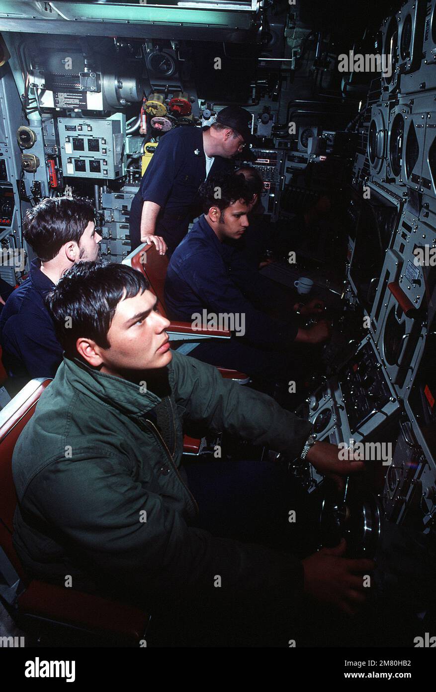 Gli equipaggi a bordo del sottomarino di attacco nucleare della classe Los Angeles USS LA JOLLA (SSN-701) controllano la profondità, l'angolo di prua e la velocità durante i loro orologi in corso nella sala di controllo. Paese: Oceano Pacifico (POC) Foto Stock