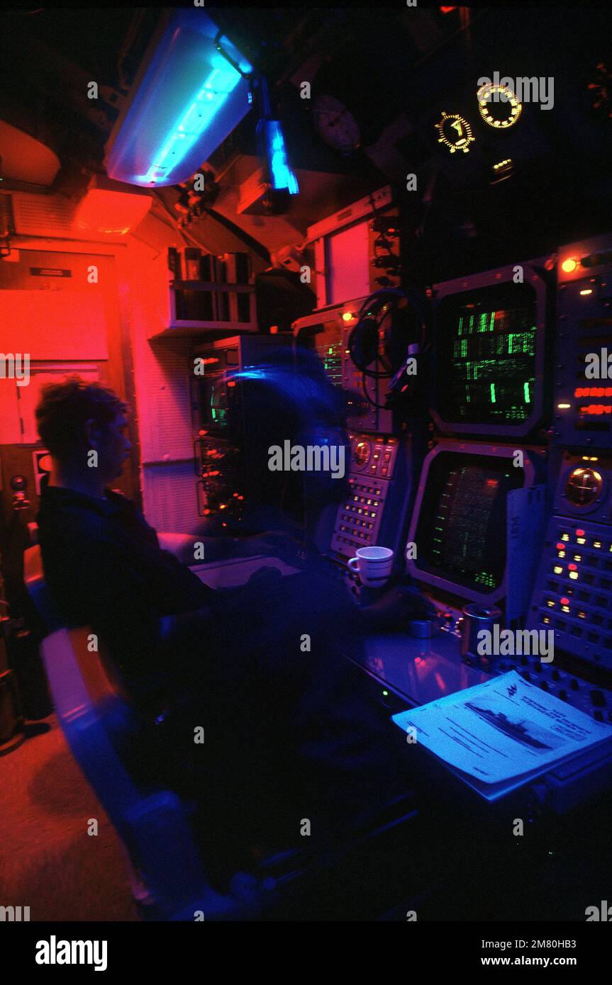 I tecnici del sonar impersonano le loro stazioni di osservazione in corso alla console del sonar a bordo del sottomarino di attacco nucleare della classe Los Angeles USS LA JOLLA (SSN-701). Paese: Oceano Pacifico (POC) Foto Stock