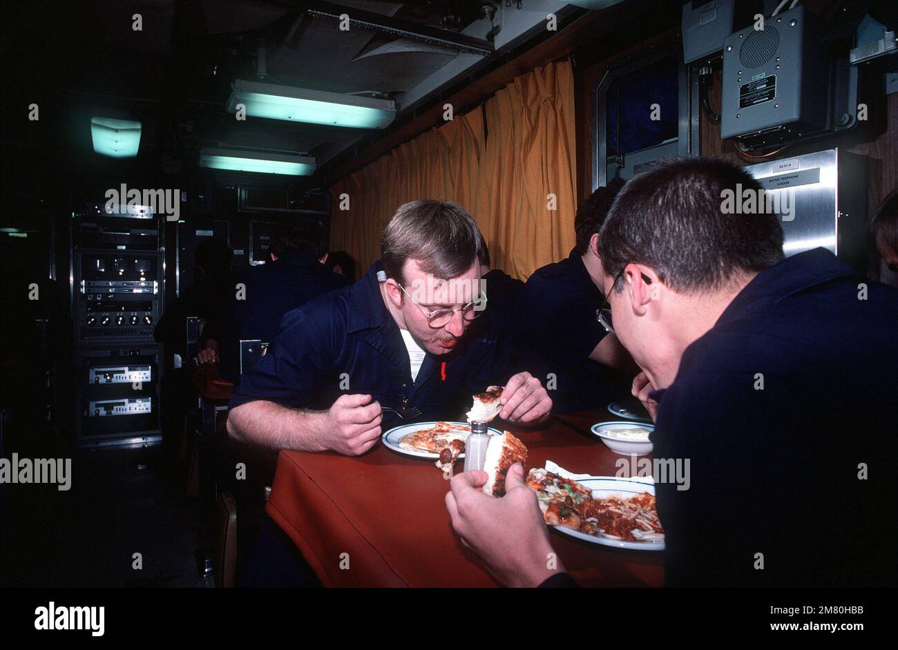 Spaghetti e pizza sono serviti per cena a bordo del sottomarino d'attacco nucleare della classe Los Angeles USS LA JOLLA (SSN-701). L'equipaggio di 130 persone mangia a turni sul ponte di 30 persone. Paese: Oceano Pacifico (POC) Foto Stock