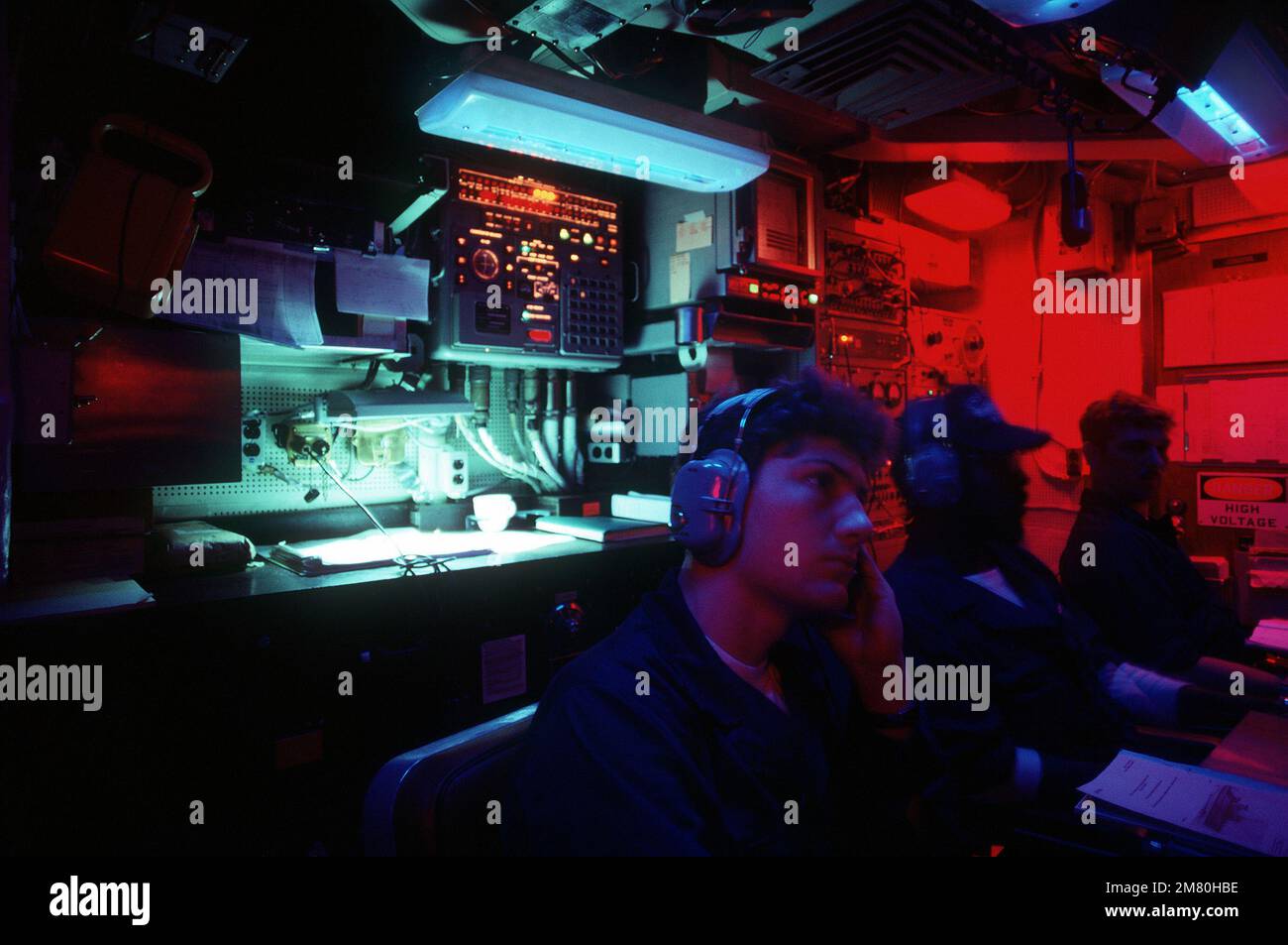 I tecnici del sonar impersonano le loro stazioni di osservazione in corso alla console del sonar a bordo del sottomarino di attacco nucleare della classe Los Angeles USS LA JOLLA (SSN-701). Paese: Oceano Pacifico (POC) Foto Stock