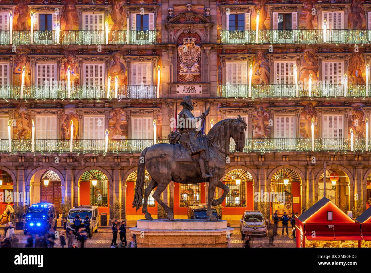 Statua equestre di Filippo III Re di Spagna con luci di natale dietro, Plaza Mayor, Madrid, Spagna Foto Stock