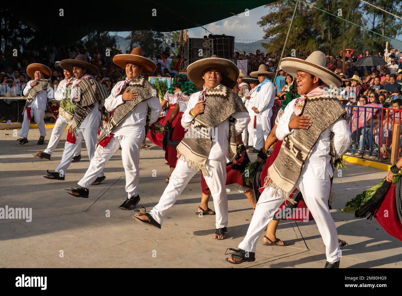 I ballerini di San Antonino eseguono una danza tradizionale presso la Guelaguetza di San Antonino Castillo Velasco, Oaxaca, Messico. Foto Stock