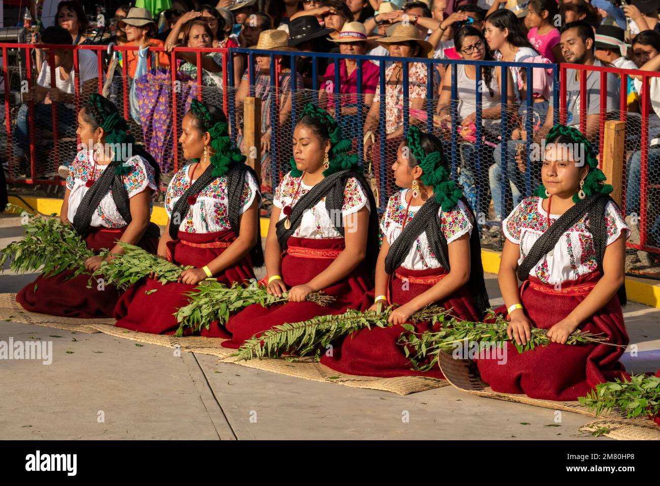 I ballerini di San Antonino eseguono una danza tradizionale presso la Guelaguetza di San Antonino Castillo Velasco, Oaxaca, Messico. Foto Stock