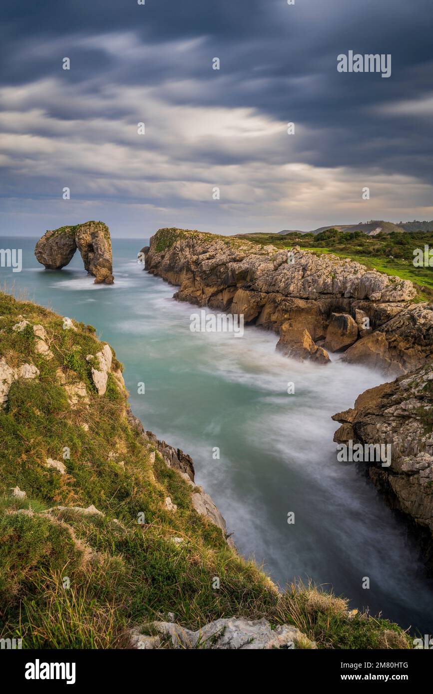 Castro de las gaviotas rock, Llanes, Asturias, Spagna Foto Stock