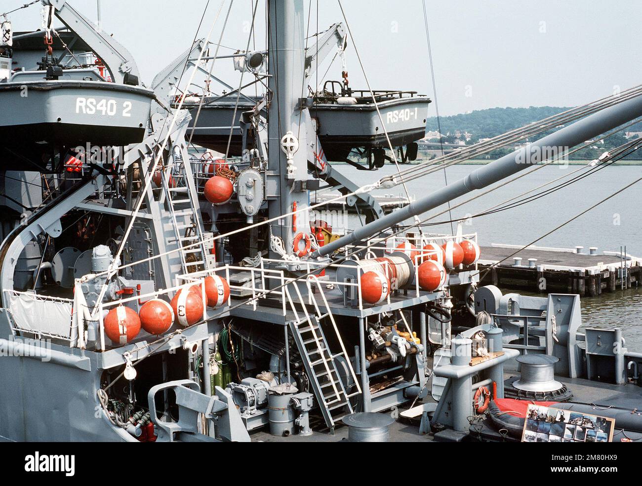 Vista laterale del porto della sezione a metà nave del PONTE di salvataggio USS HOIST (ARS-40), che mostra vari tipi di attrezzature utilizzate nelle operazioni di salvataggio e salvataggio. Base: Washington Stato: District of Columbia (DC) Nazione: Stati Uniti d'America (USA) Foto Stock
