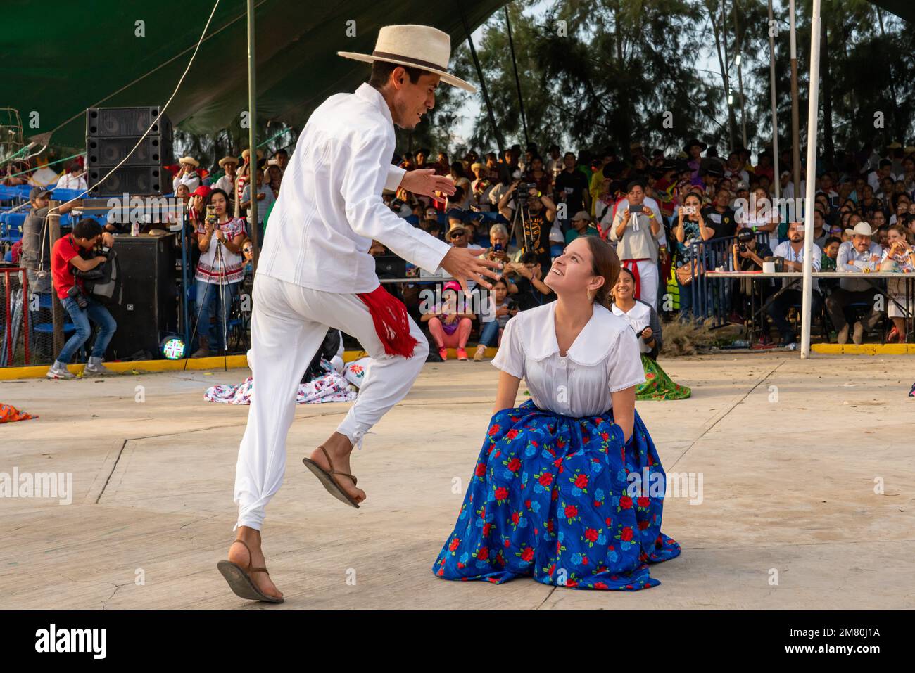 I ballerini di Miahuatlan ballano il tradizionale jarabe alla Guelaguetza a San Antonino Castillo Velasco, Oaxaca, Messico. Il jarabe è un repre di danza Foto Stock