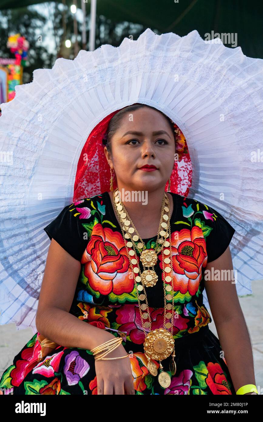 I ballerini della Juchitan de Zaragoza suonano una danza tradizionale presso la Guelaguetza di San Antonino Castillo Velasco, Oaxaca, Messico. I loro costumi sono Foto Stock