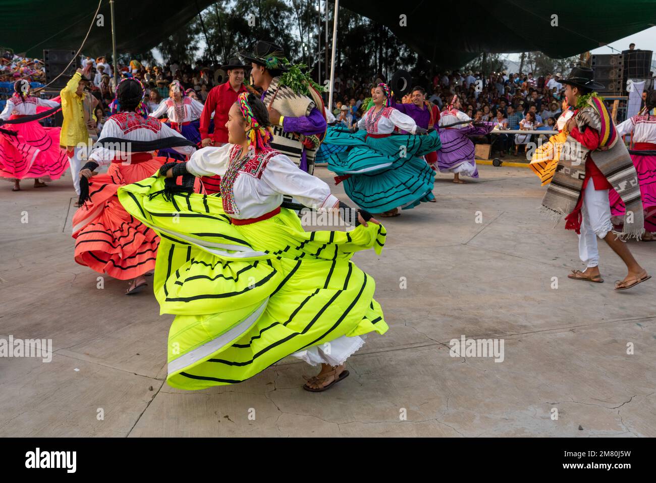 I ballerini di Ejutla de Crespo ballano il tradizionale Jarabe Ejuteco alla Guelaguetza di San Antonino Castillo Velasco, Oaxaca, Messico. Il jarabe è Foto Stock