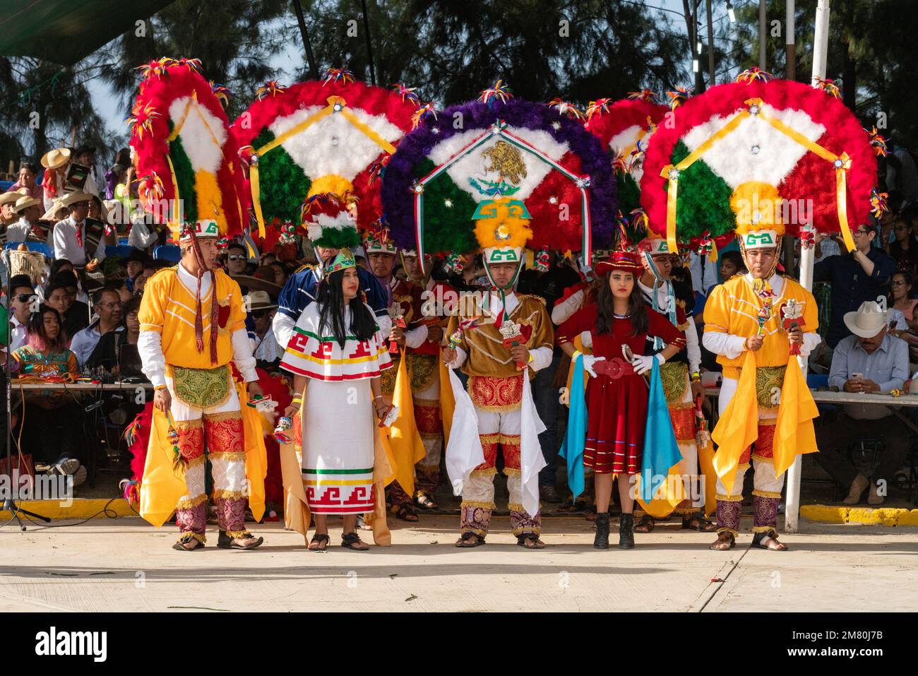 I ballerini di Villa de Zaachila suonano la Danza la Pluma alla Guelaguetza di San Antonino , Oaxaca, Messico. Foto Stock