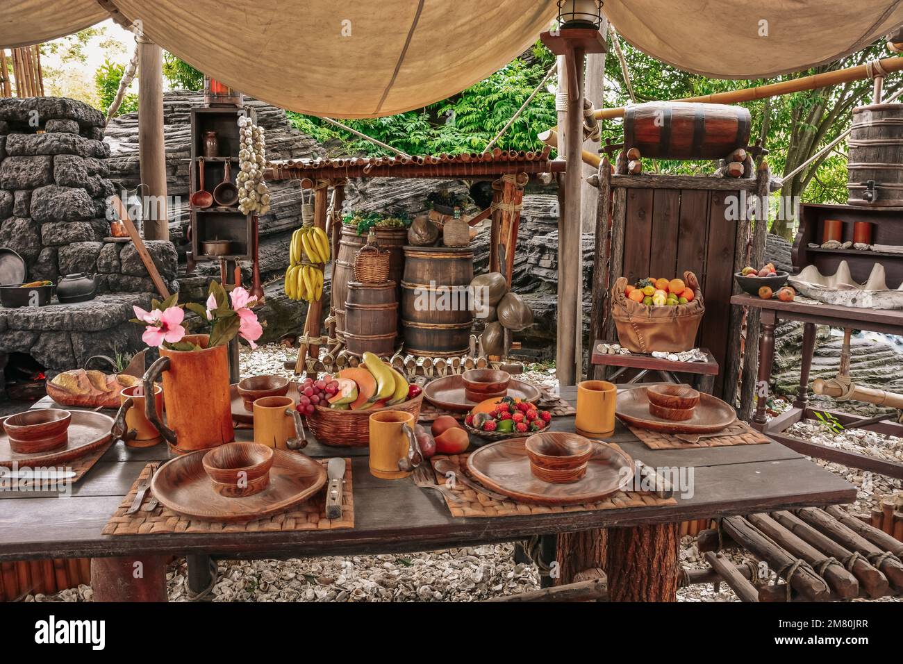 Il tavolo con cibo al Robinson Crusoe Tree a Disneyland a Parigi, Francia Foto Stock