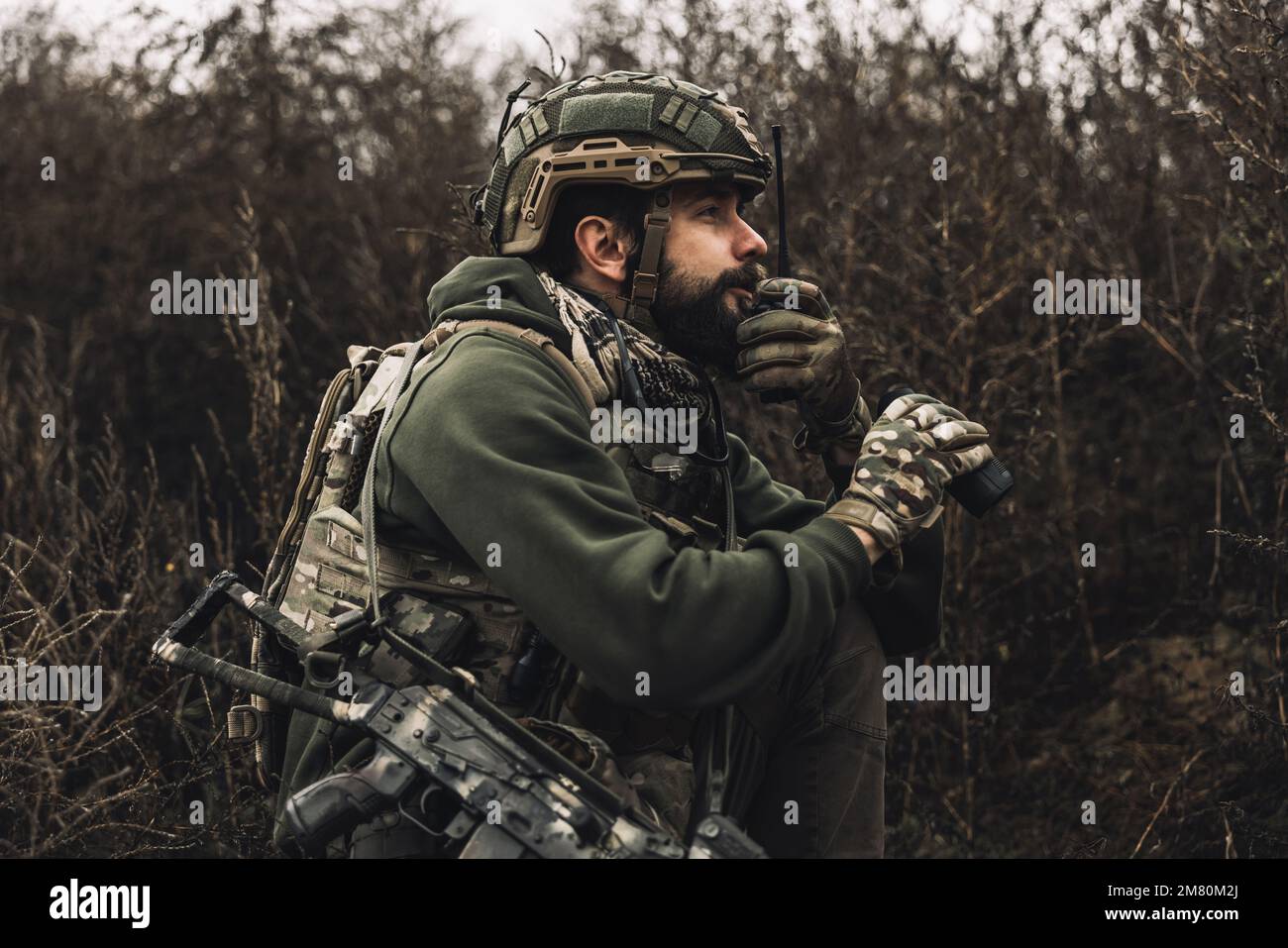 Reconnoiter militare indagando sul luogo Foto Stock