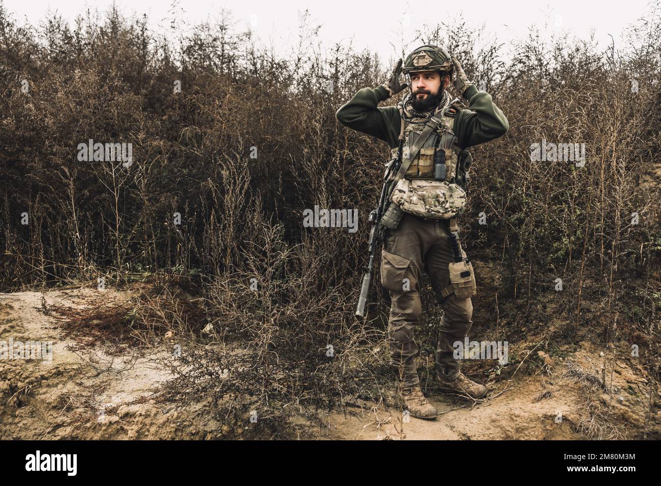 Reconnoiter militare indagando sul luogo Foto Stock