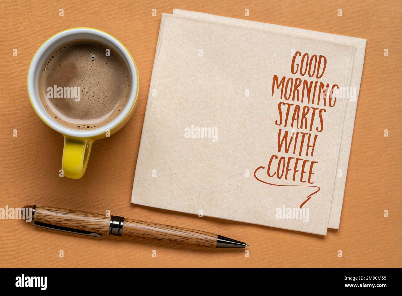 La buona mattina comincia con il caffè - nota allegra su un tovagliolo con uno spazio della copia Foto Stock