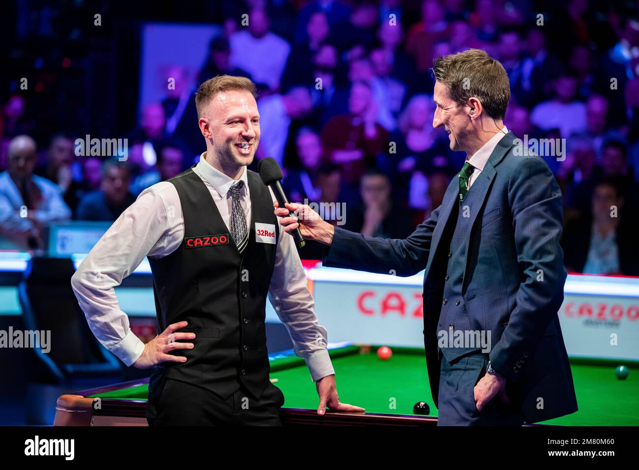 LONDRA, REGNO UNITO. 11th Jan, 2023. Judd Trump (a sinistra) è stato intervistato da MC Robert Walker (a destra) durante le partite del Cazoo Master 2023 Day 4 ad Alexandra Palace mercoledì 11 gennaio 2023 a LONDRA, INGHILTERRA. Credit: Taka G Wu/Alamy Live News Foto Stock