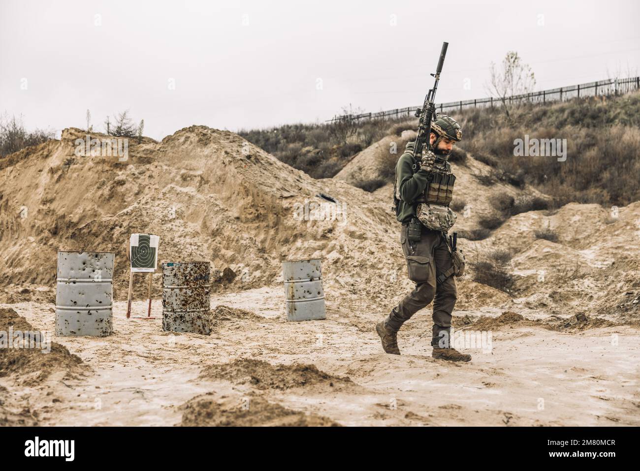 Uomo in uniforme militare e un fucile Foto Stock