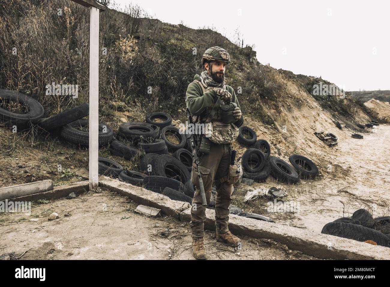 Uomo in uniforme militare e un fucile Foto Stock