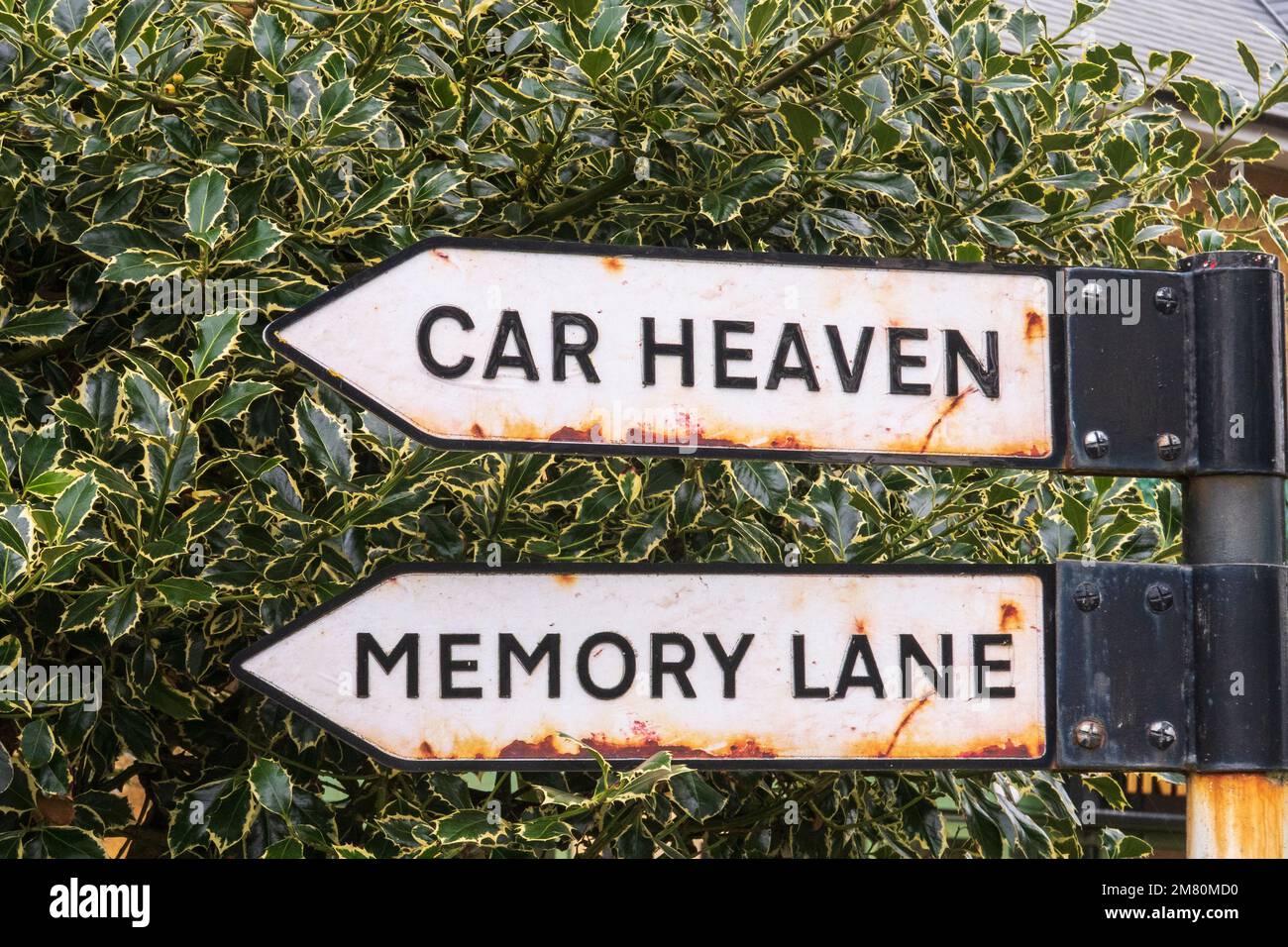 Car Heaven e Memory Lane segni di invecchiamento con ruggine Foto Stock
