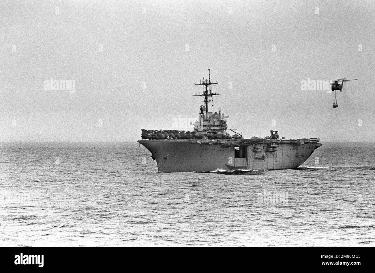 Un elicottero CH-53 Sea Stallion fornisce un carico di forniture alla nave d'assalto anfibia USS TRIPOLI (LPH 10) durante le operazioni di rifornimento in corso. Paese: Sconosciuto Foto Stock