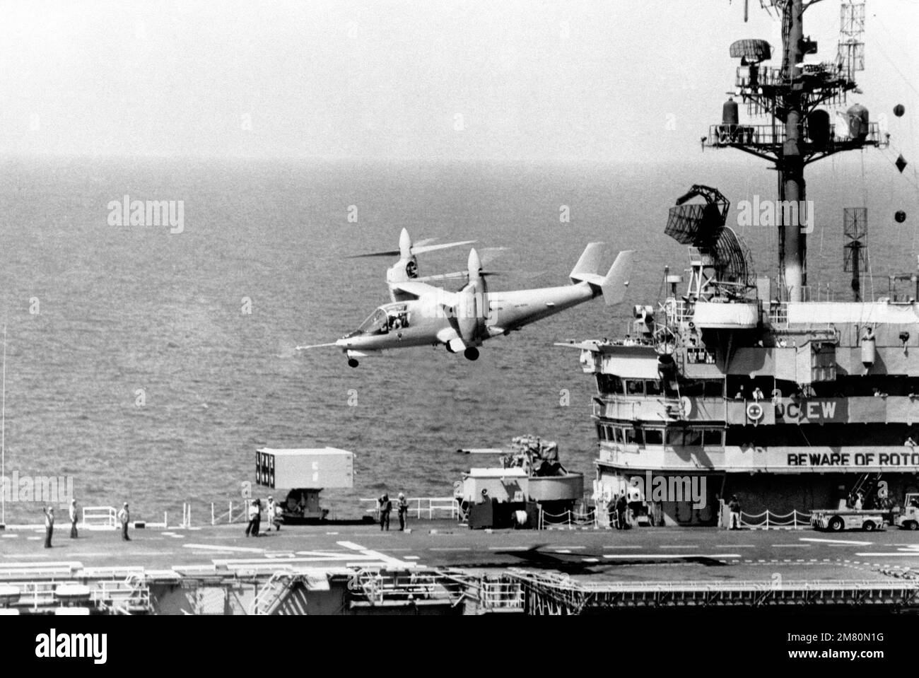 L'aeromobile a rotore basculante XV-15 esegue un decollo verticale dal ponte di volo della nave d'assalto anfibio USS TRIPOLI (LPH 10) durante le prove in mare dell'aeromobile sperimentale. Paese: Oceano Pacifico (POC) Foto Stock