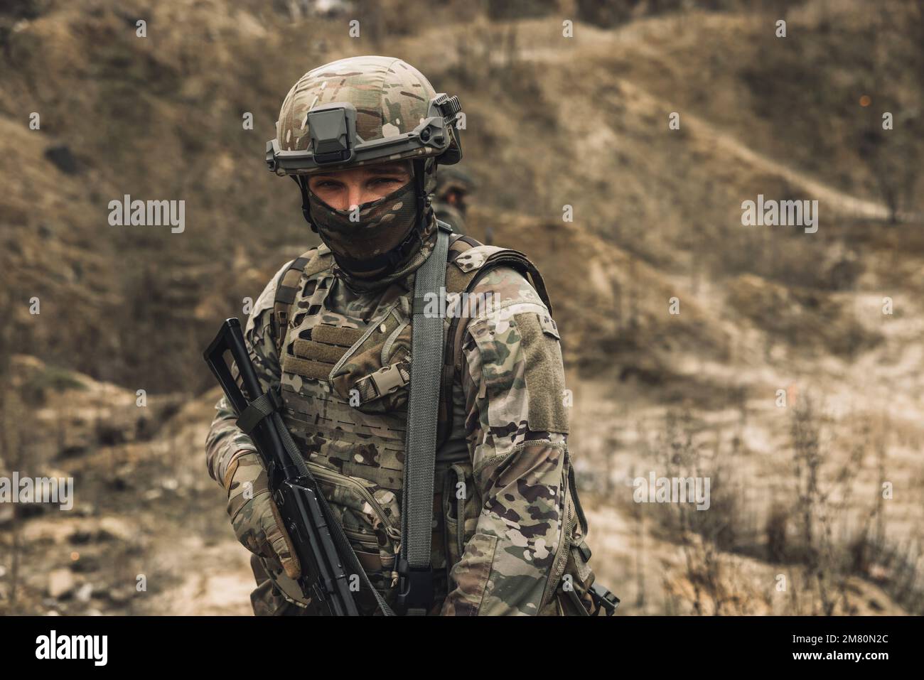 Uomo in unidato militare su una posizione Foto Stock
