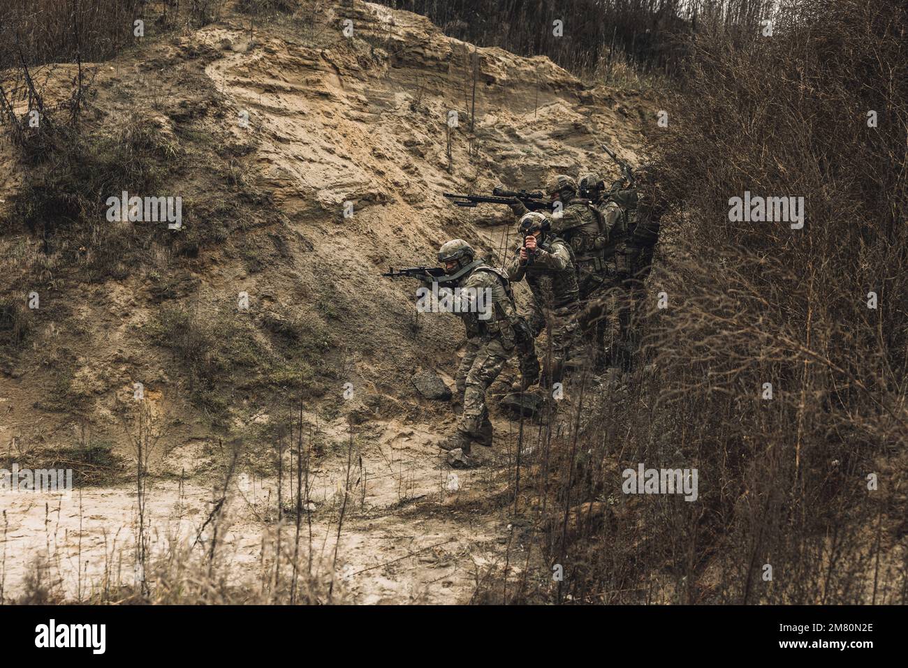 Gruppo di soldati con fucili prima del combattimento Foto Stock