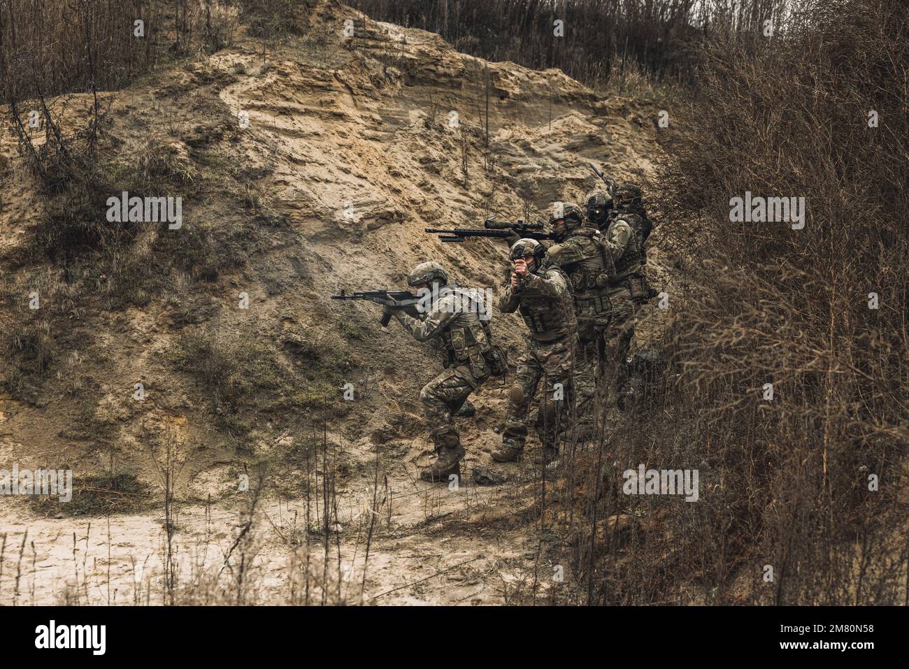 Gruppo di soldati con fucili prima del combattimento Foto Stock