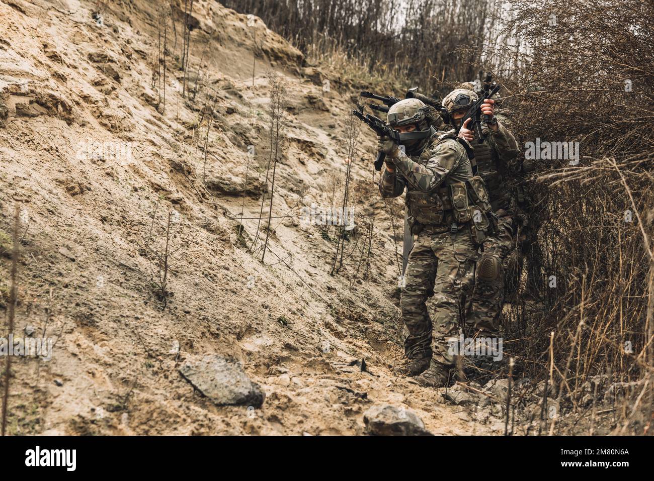 Gruppo di soldati con fucili prima del combattimento Foto Stock