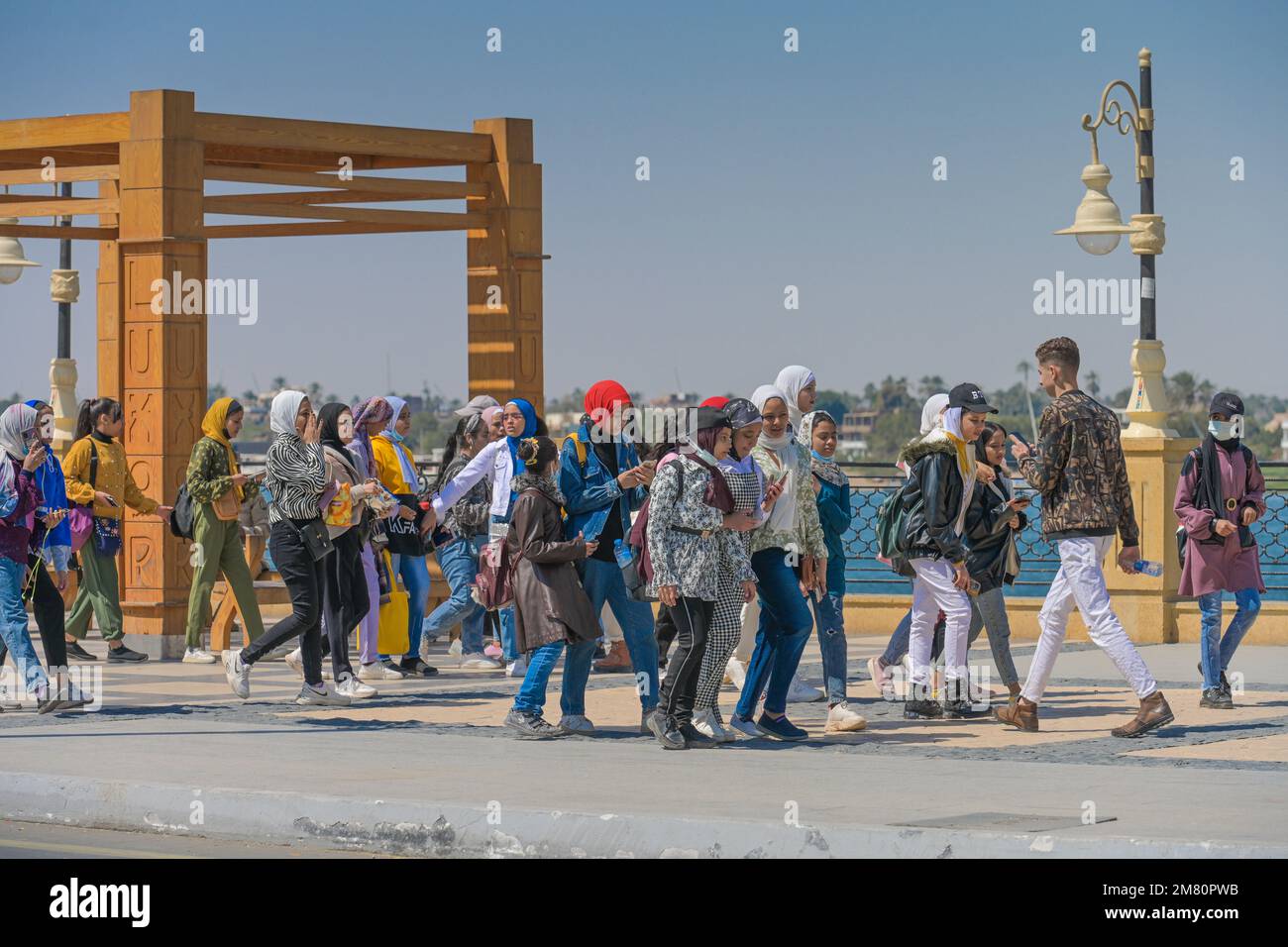 Mädchen, Ausflug, Uferpromenade Corniche, Luxor, Ägypten Foto Stock