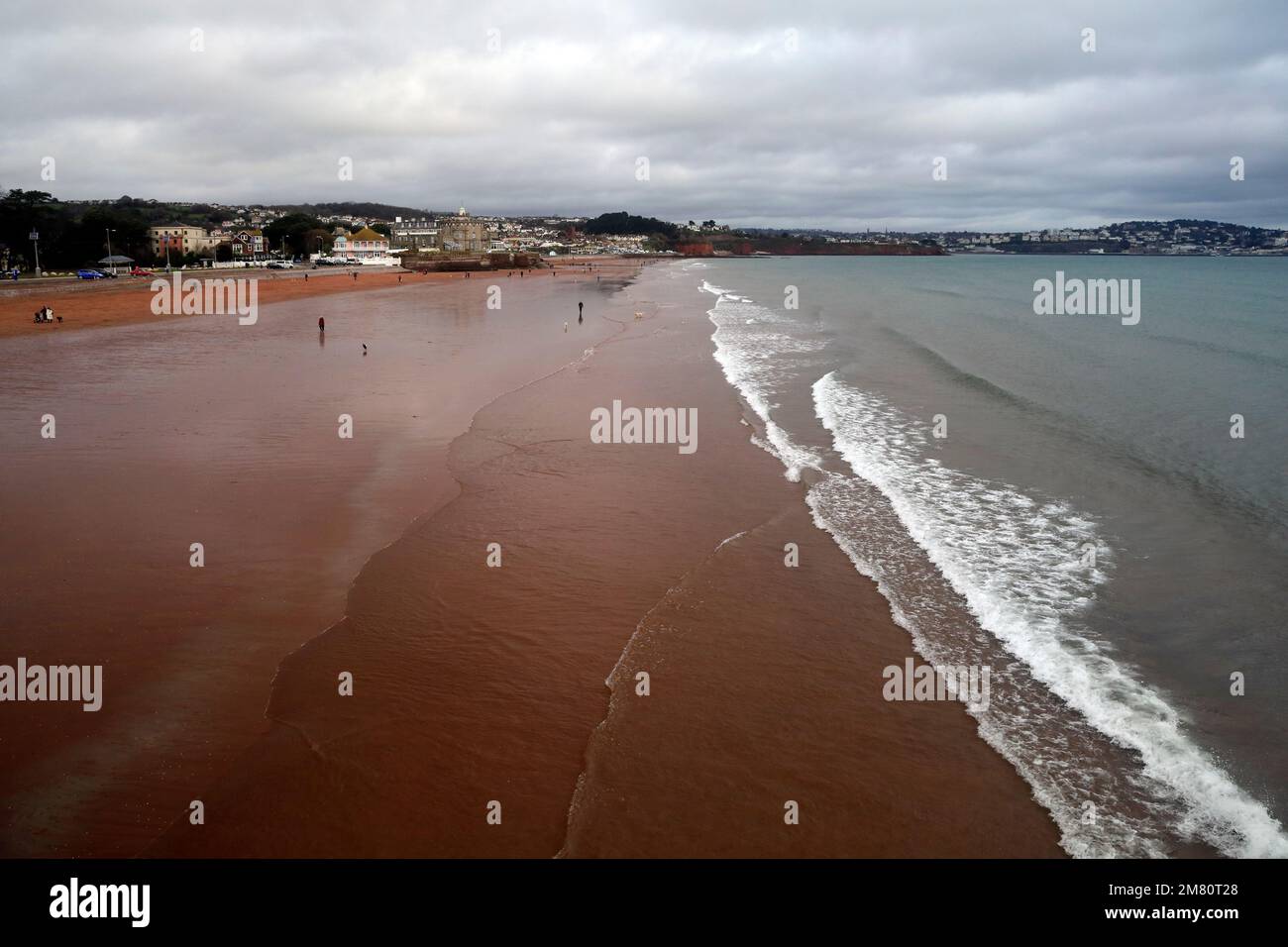 Vista della spiaggia di Paignton con escursionisti e cani, Devon. Preso dal molo di Paignton. Gennaio 2023 Foto Stock