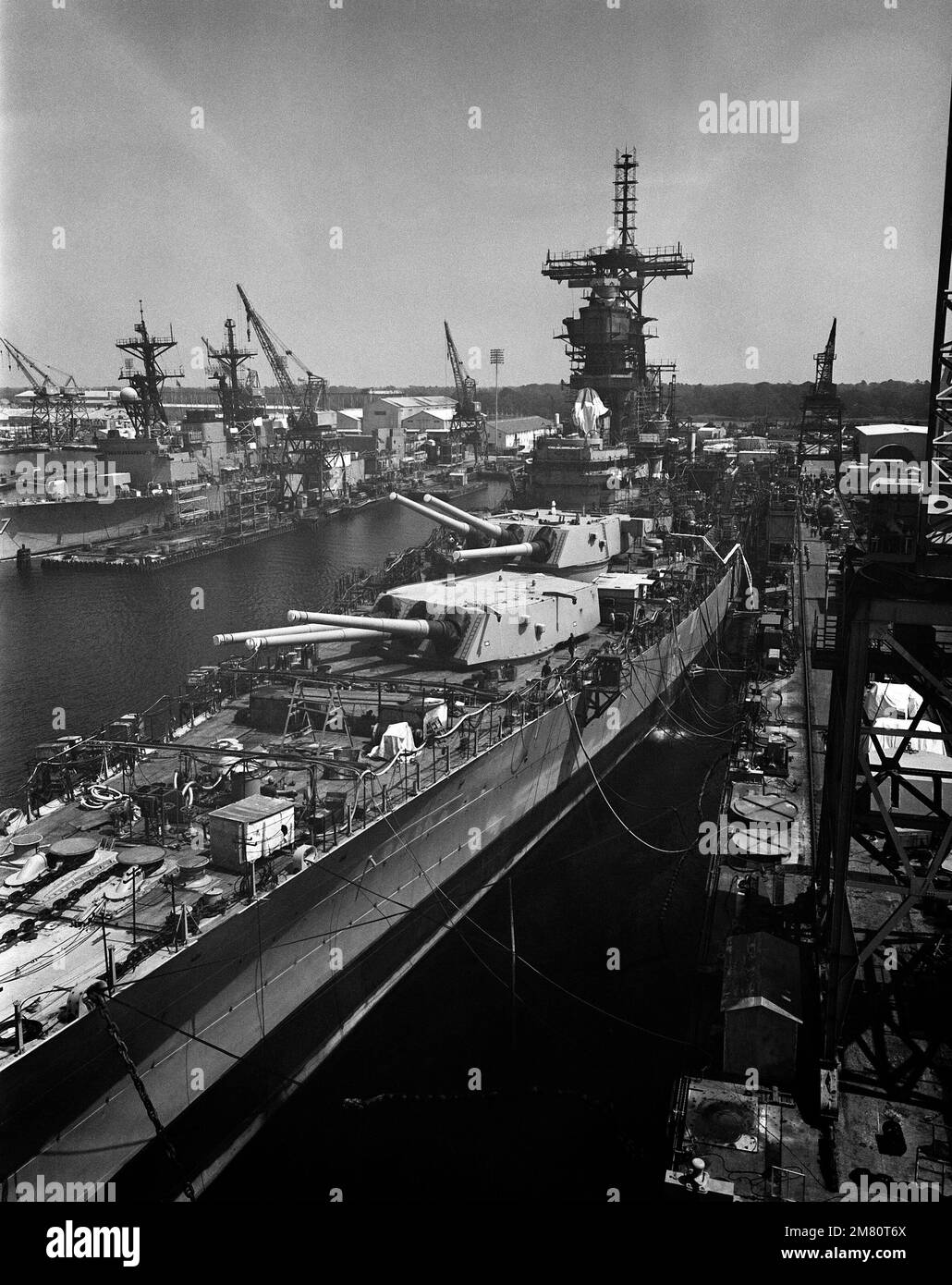 Una vista elevata dell'arco portuale della nave da guerra USS IOWA (BB 61) in fase di ristrutturazione/ammodernamento presso il cantiere navale Litton/Ingalls. Base: Pascagoula Stato: Mississippi (MS) Paese: Stati Uniti d'America (USA) Foto Stock