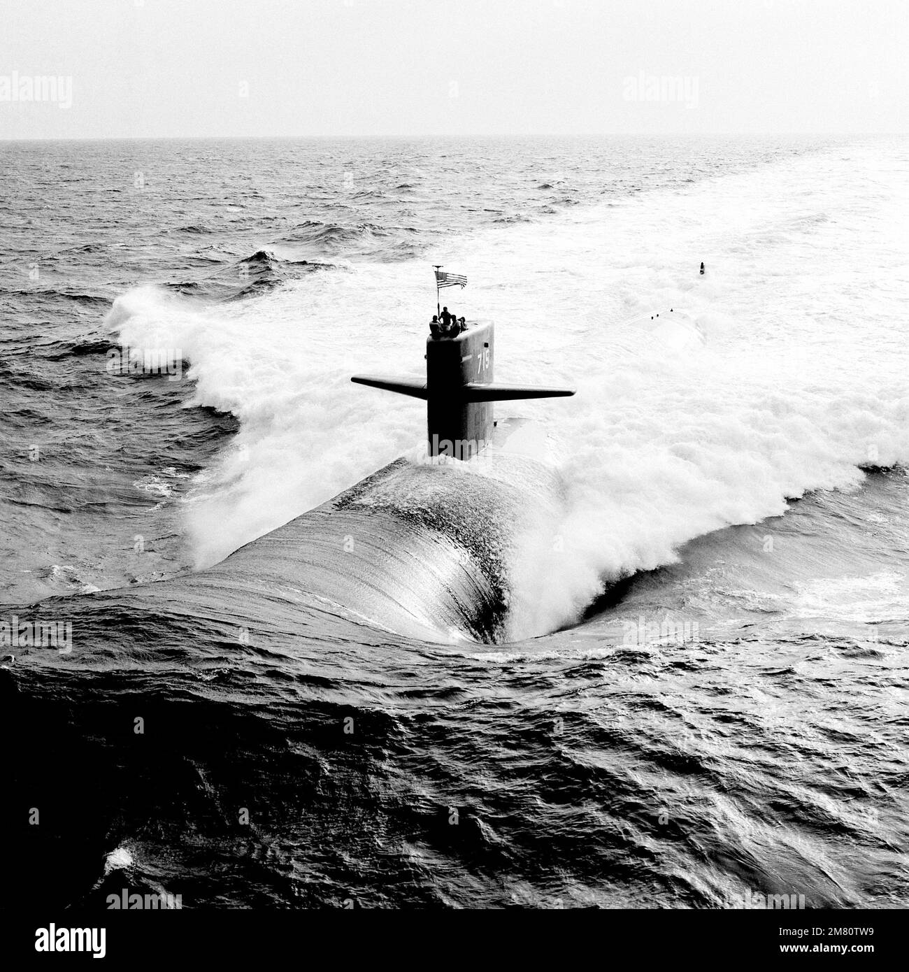Una vista aerea di prua del sottomarino di attacco nucleare della classe Los Angeles USS BUFFALO (SSN 715) in corso. Paese: Oceano Atlantico (AOC) Foto Stock