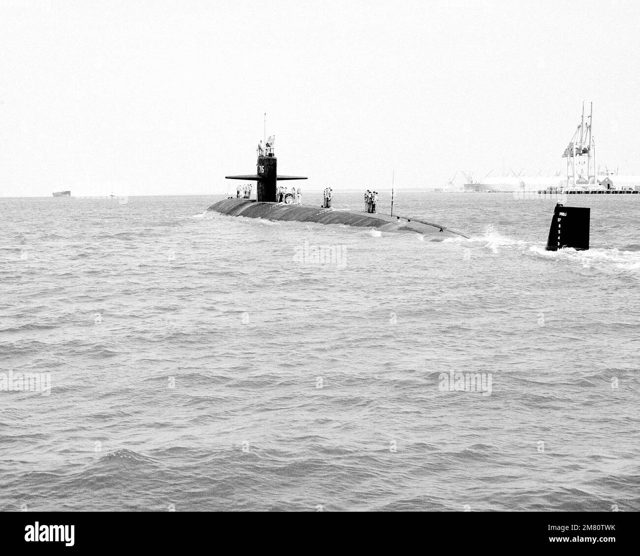 Un quarto di vista porto del sottomarino di attacco nucleare di classe Los Angeles USS BUFFALO (SSN 715) in corso. Paese: Oceano Atlantico (AOC) Foto Stock