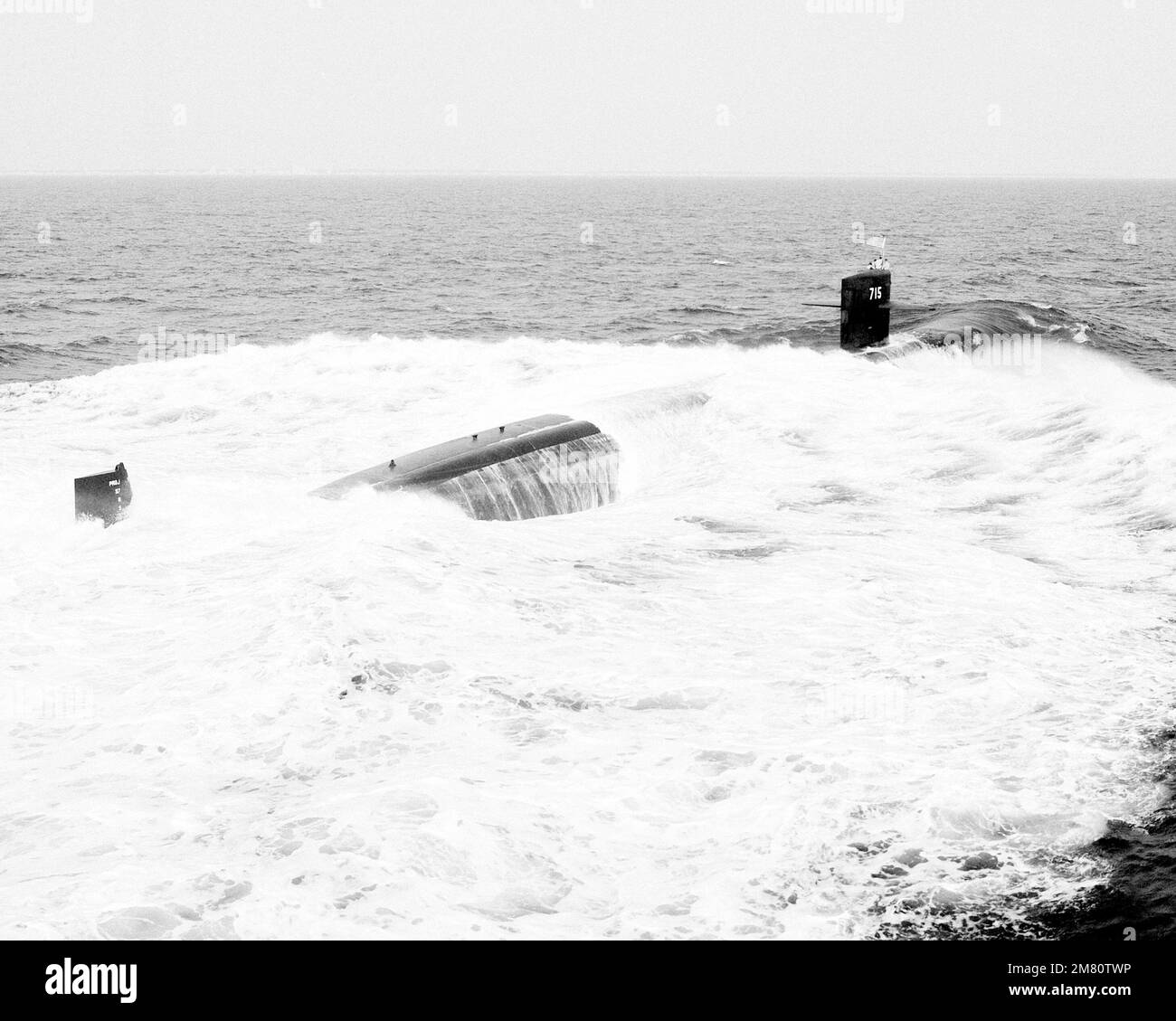 Una vista a tribordo del sottomarino di attacco nucleare della classe Los Angeles USS BUFFALO (SSN 715) in corso. Paese: Oceano Atlantico (AOC) Foto Stock
