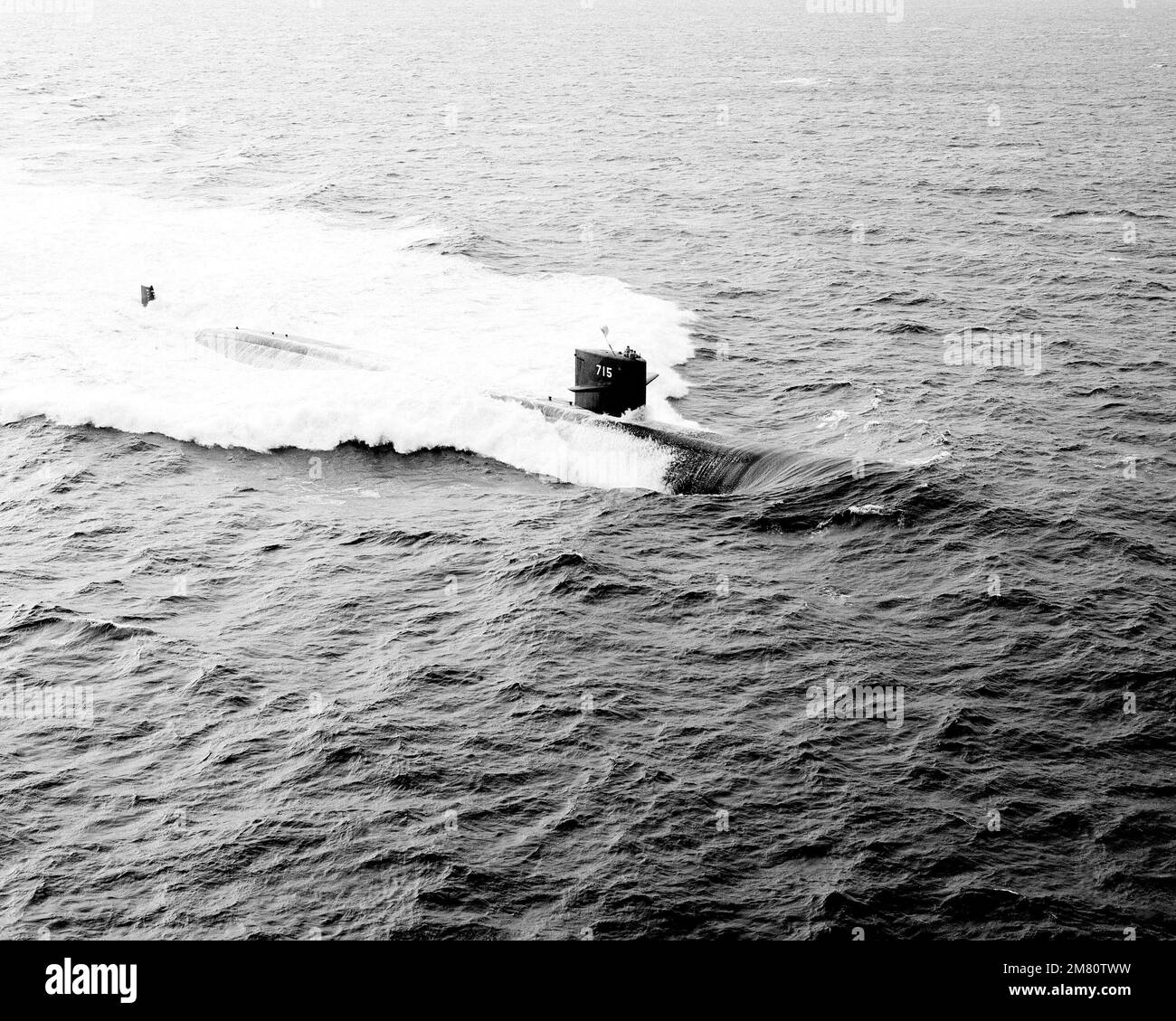 Una vista aerea a dritta di prua del sottomarino di attacco nucleare della classe Los Angeles USS BUFFALO (SSN 715) in corso. Paese: Oceano Atlantico (AOC) Foto Stock