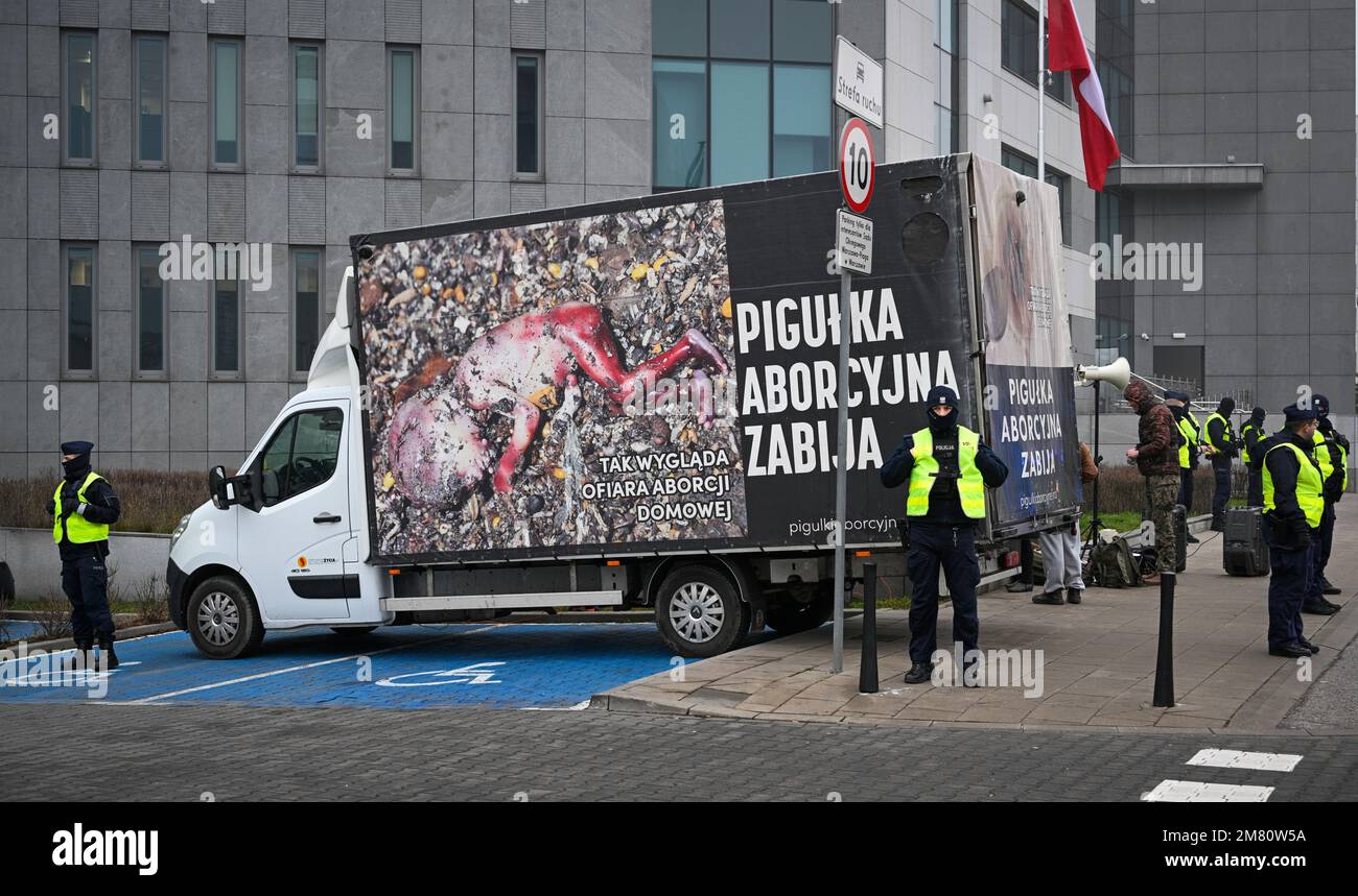 Un furgone che mostra un'immagine di un feto abortito come parte di un rally anti-aborto è visto di fronte alla corte distrettuale di Praga a Varsavia, Polonia, il 11 J Foto Stock