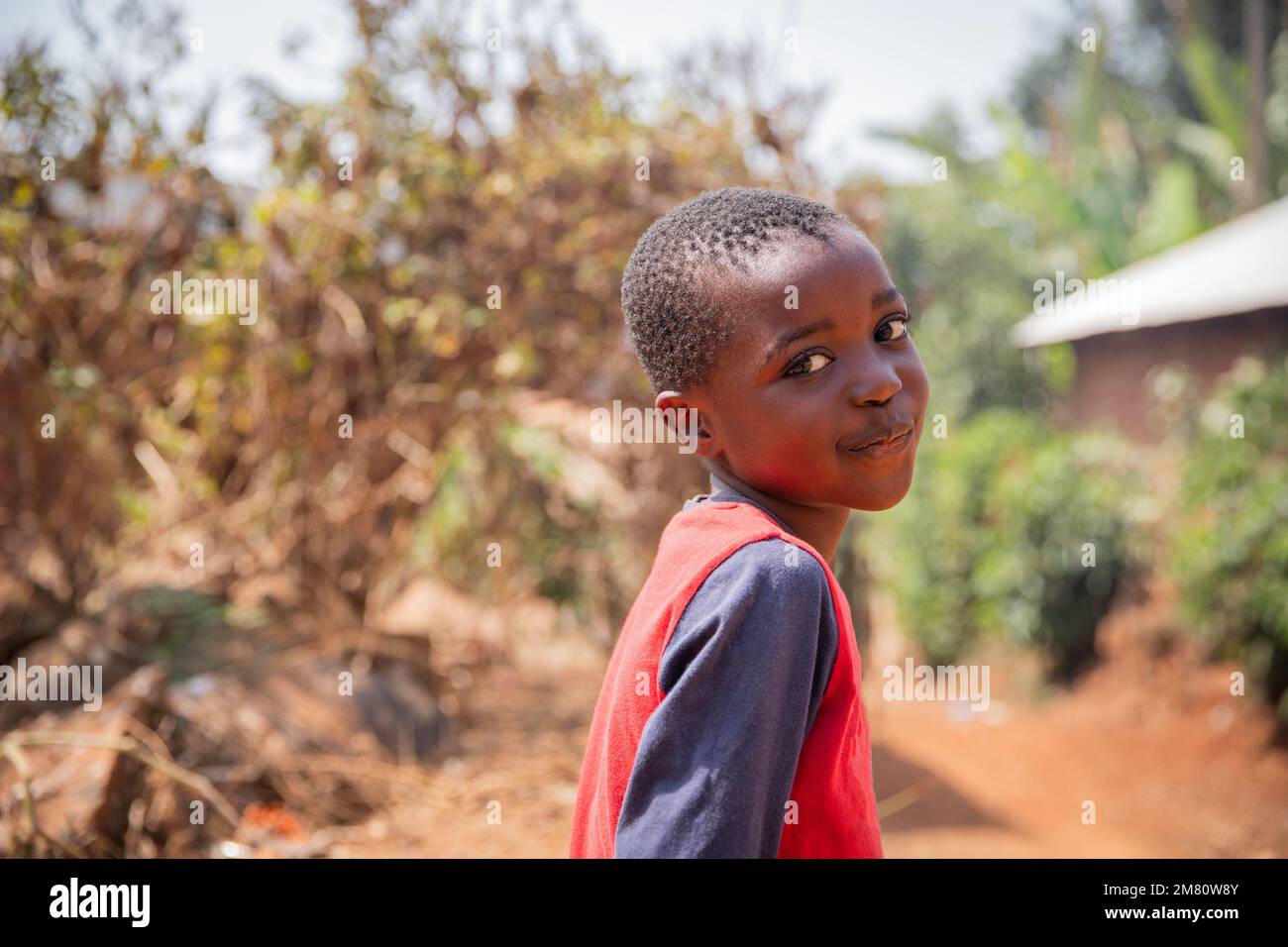 Ritratto di un bambino africano sorridente nel villaggio, foto con spazio copia Foto Stock