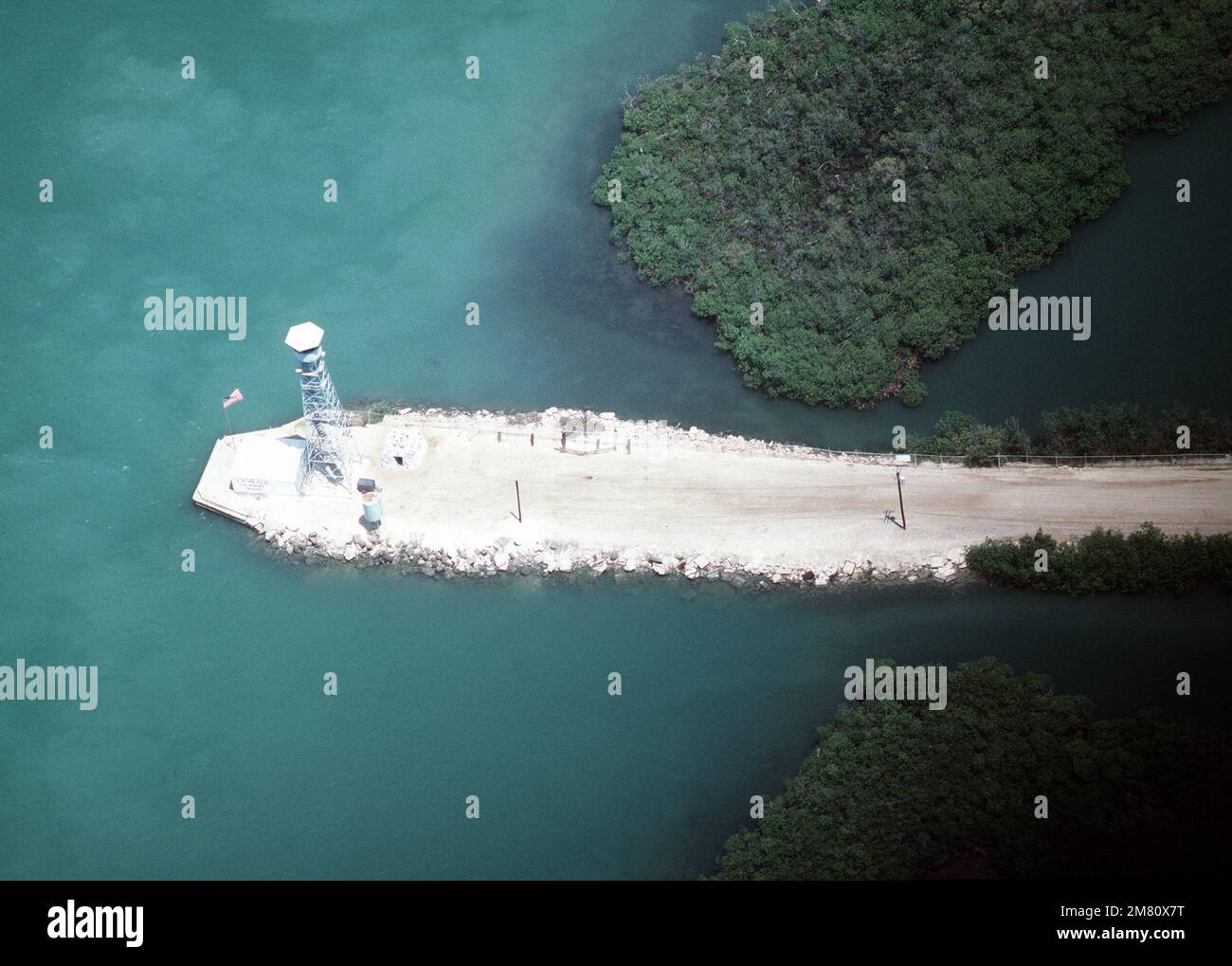Una vista aerea della torre della guardia statunitense al confine tra Cuba e America che separa le parti superiore e inferiore della baia di Guantánamo. Base: Stazione Navale, Baia di Guantánamo Paese: Cuba (CUB) Foto Stock