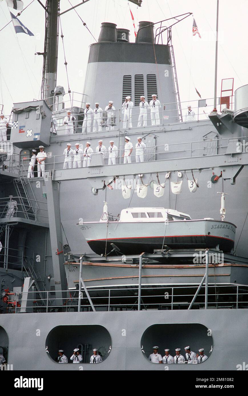 L'equipaggio dei negozi di combattimento nave USS NIAGARA FALLS (AFS 3) equipaggia le rotaie all'arrivo della nave alla Naval Station Guam. Base: Apra Harbor Stato: Guam (GU) Nazione: Isole Marianne Settentrionali (MNP) Foto Stock