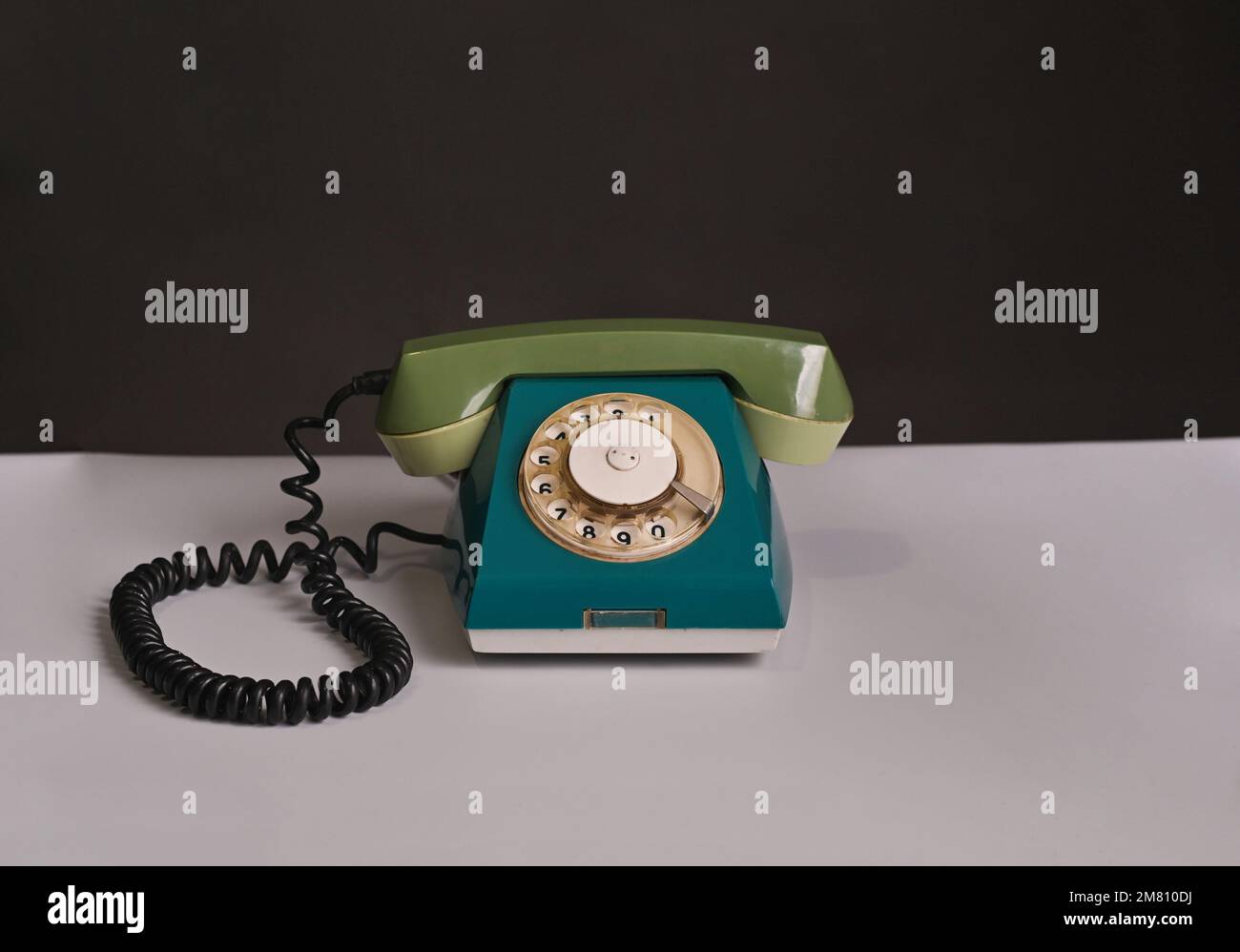 un vecchio telefono su disco su un tavolo bianco. Foto di alta qualità Foto Stock