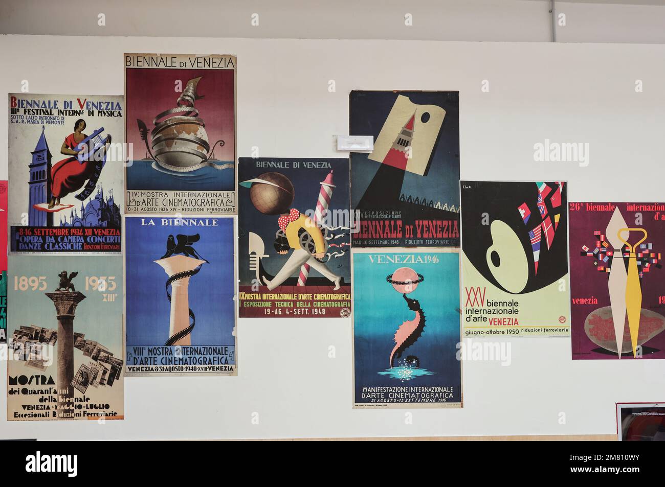 Venezia, Italia - 6 settembre 2022: 59th Biennale d'Arte di Venezia. Vecchi poster pubblicitari della Biennale di Venezia presentati nel padiglione centrale Foto Stock