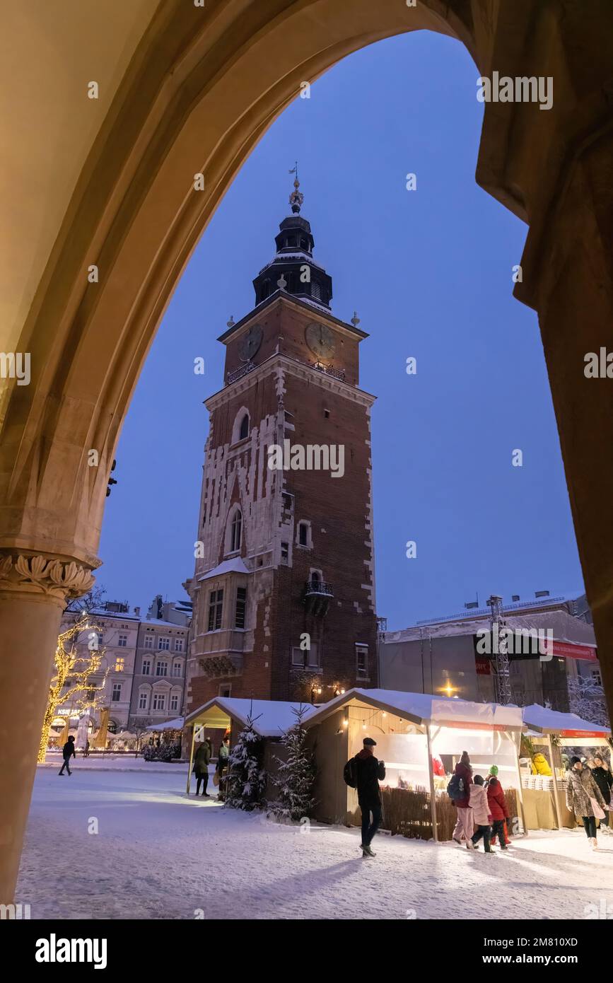 Scena da sotto un arco della medievale Sala di stoffa del mercato di Natale di Cracovia e la Torre del Municipio di notte, la Città Vecchia di Cracovia, Cracovia Polonia Foto Stock