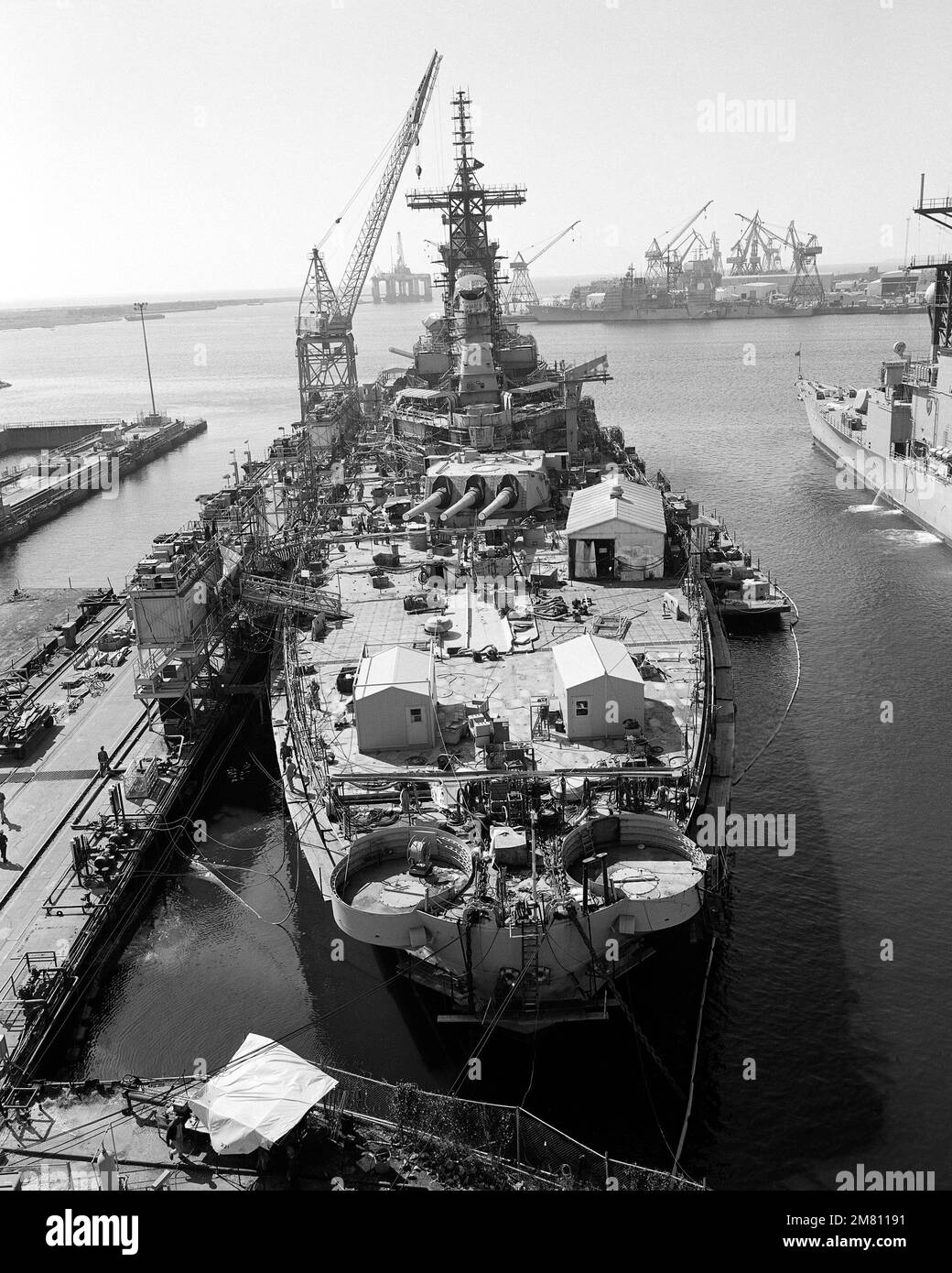 Una vista in alto a poppa della nave da guerra IOWA (BB 61) in fase di riattivazione e ammodernamento presso il cantiere navale Litton/Ingalls. Base: Pascagoula Stato: Mississippi (MS) Paese: Stati Uniti d'America (USA) Foto Stock