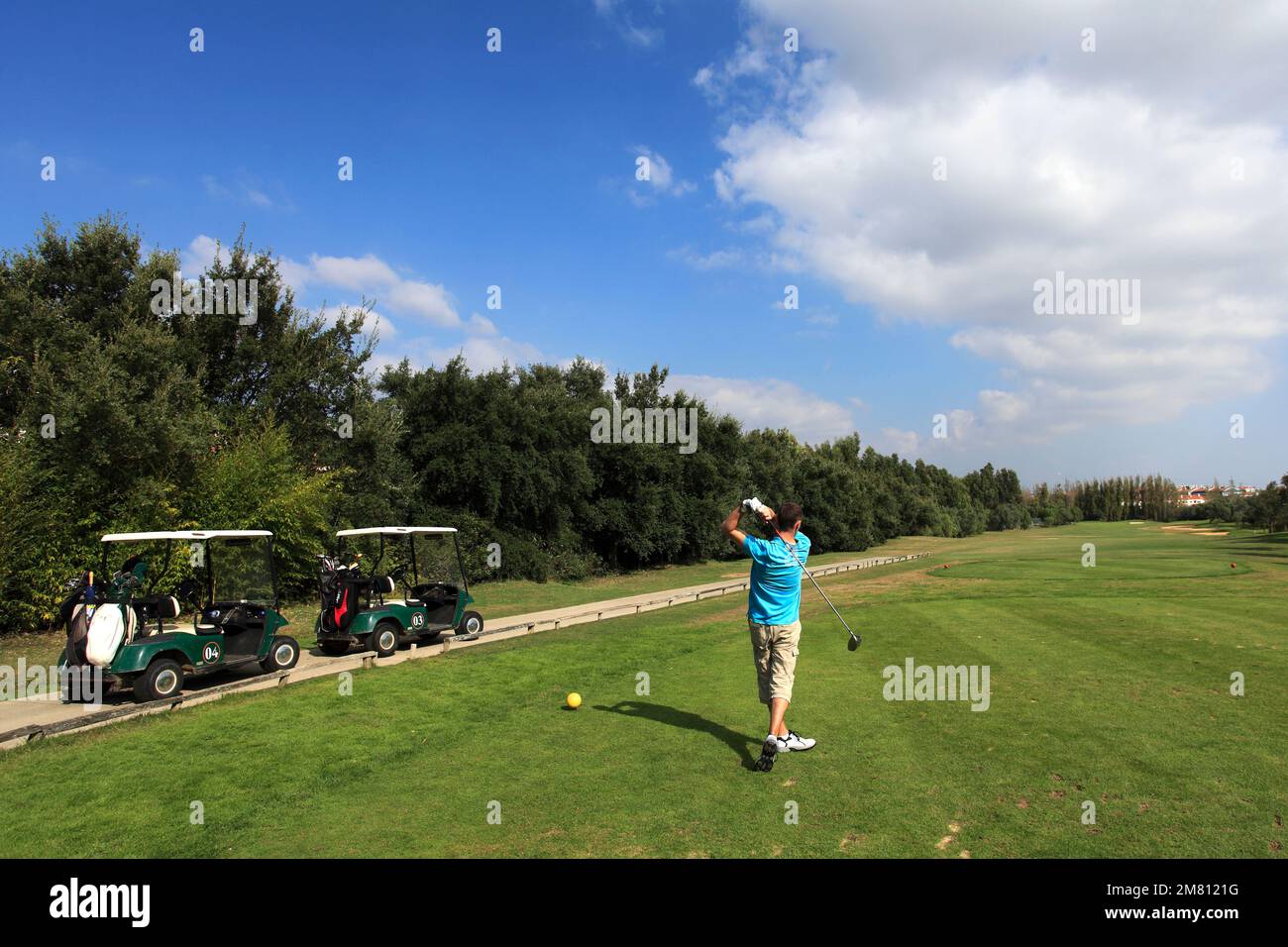Golfista maschile adulto sul campo da golf di Beloura, nella città di Cascais vicino a Lisbona, regione dell'Estremadura, Riviera portoghese, Portogallo, Europa. Foto Stock