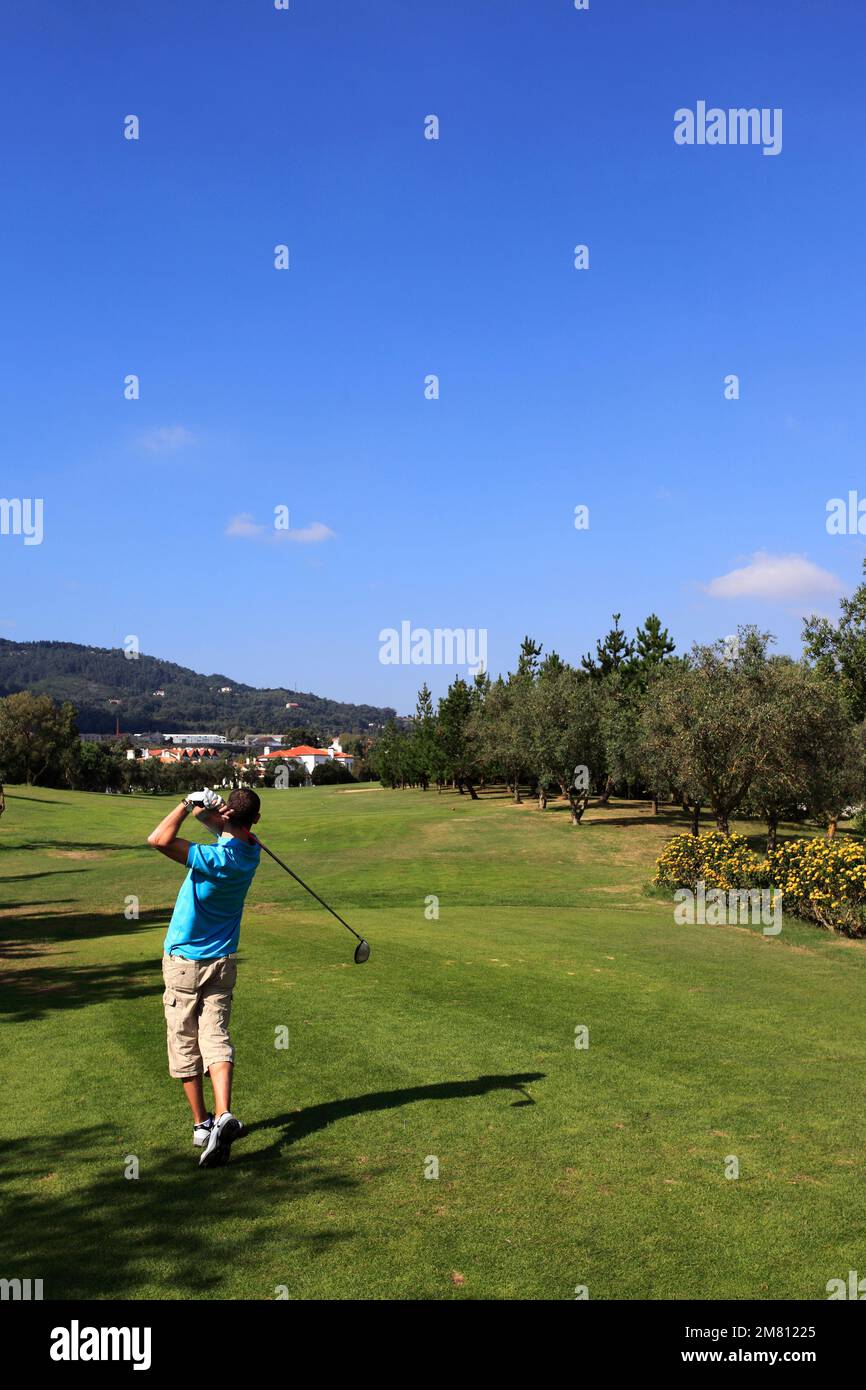 Golfista maschile adulto sul campo da golf di Beloura, nella città di Cascais vicino a Lisbona, regione dell'Estremadura, Riviera portoghese, Portogallo, Europa. Foto Stock