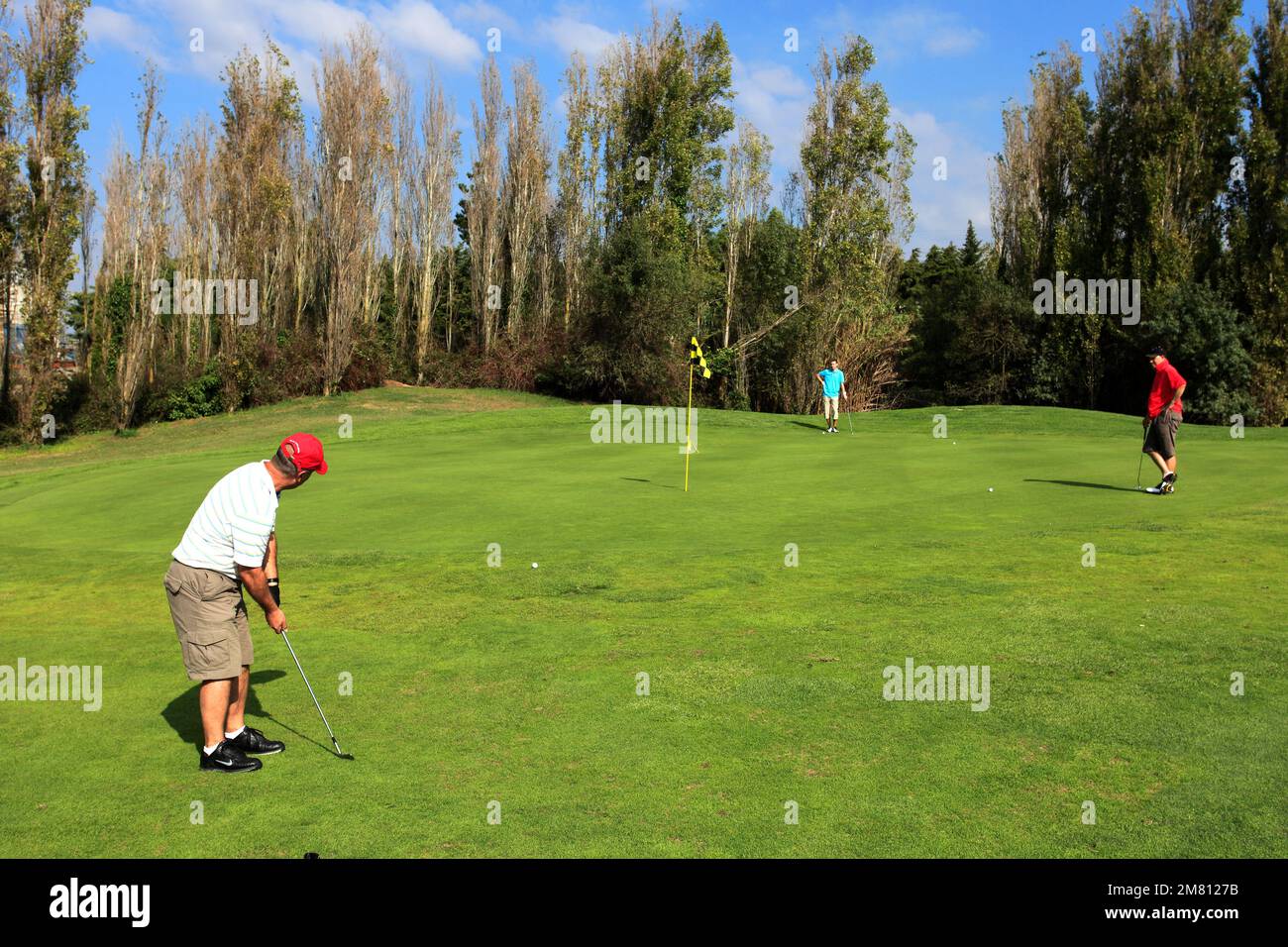 Golfista maschile adulto sul campo da golf di Beloura, nella città di Cascais vicino a Lisbona, regione dell'Estremadura, Riviera portoghese, Portogallo, Europa. Foto Stock