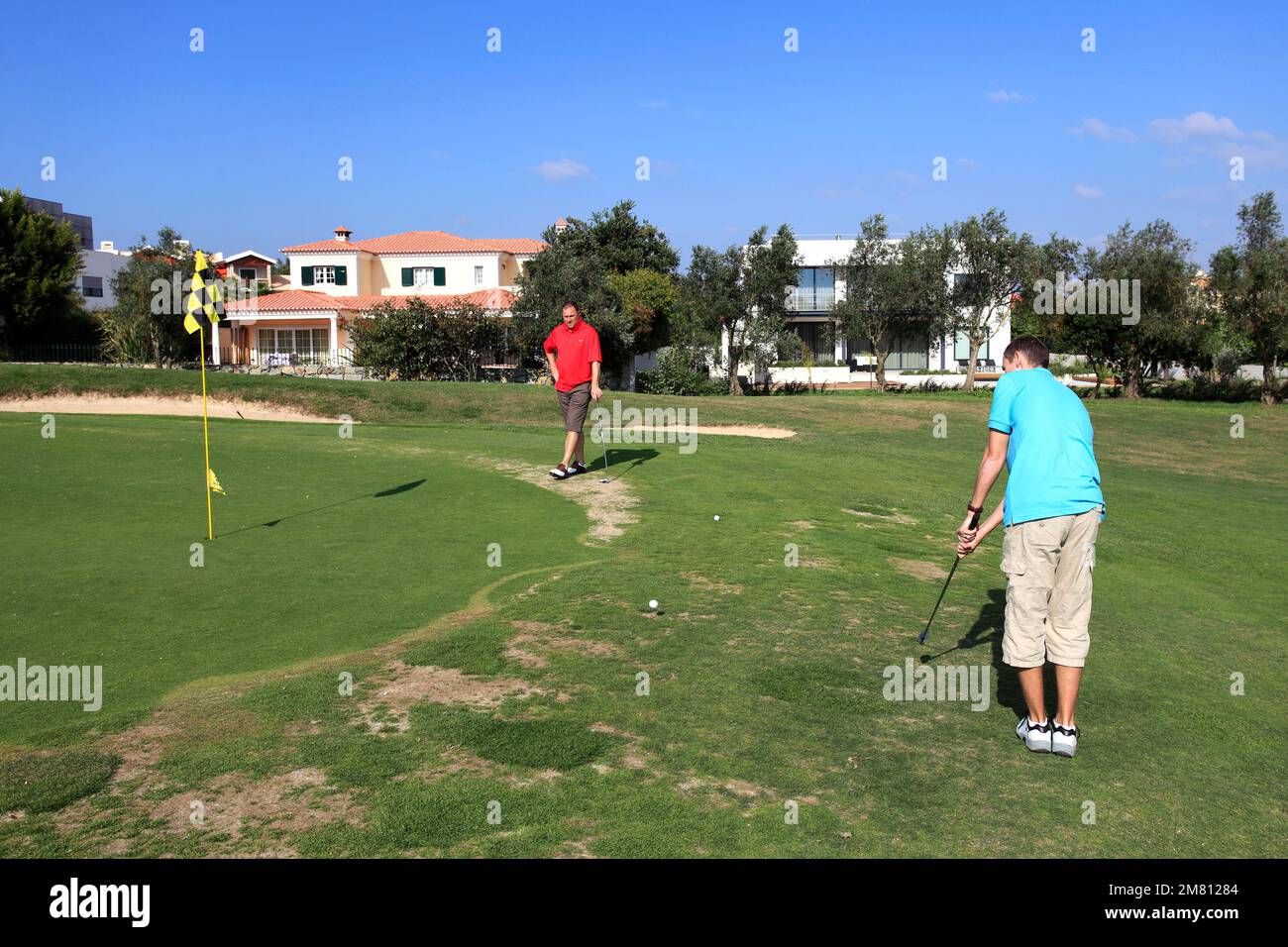 Golfista maschile adulto sul campo da golf di Beloura, nella città di Cascais vicino a Lisbona, regione dell'Estremadura, Riviera portoghese, Portogallo, Europa. Foto Stock