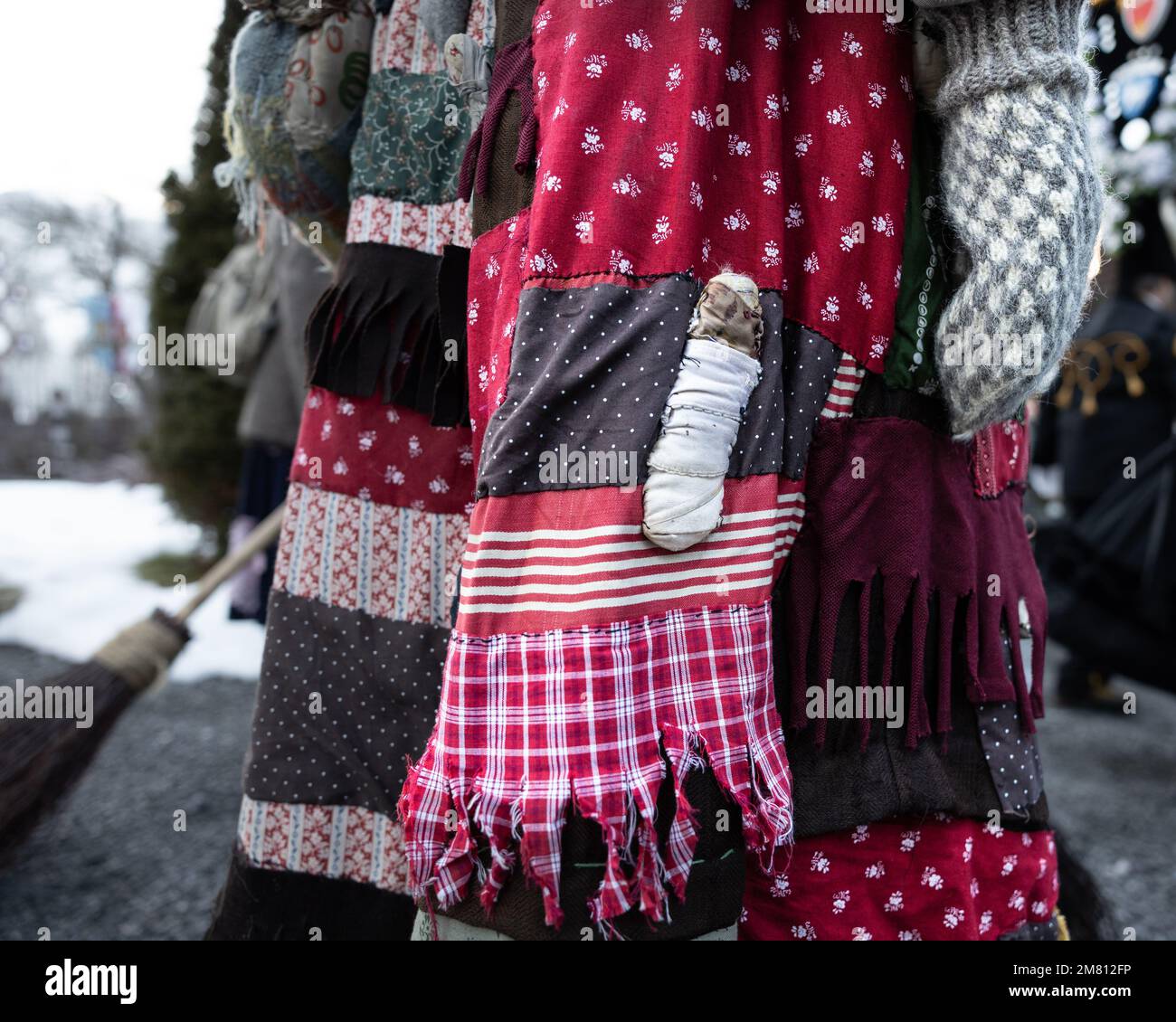 Cucita la bambola a immagine di una strega alla processione nella Valle austriaca di Gastein Foto Stock
