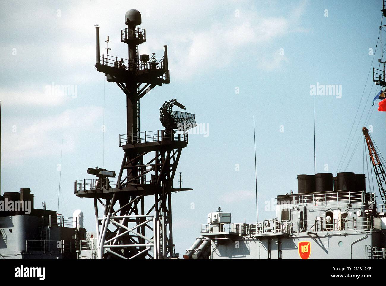 Vista del montante principale del cacciatorpediniere USS CARON (DD-970). La grande antenna radar a destra del montante è il sistema SPS-40B, mentre a destra, appena dietro lo stack anteriore, è l'antenna SLQ-32 (V)2. Parzialmente visibile a poppa del palo è un Mark 15 Phalanx close-in Weapons System (CIWS). Base: Naval Air Station, Norfolk Stato: Virginia (VA) Paese: Stati Uniti d'America (USA) Foto Stock