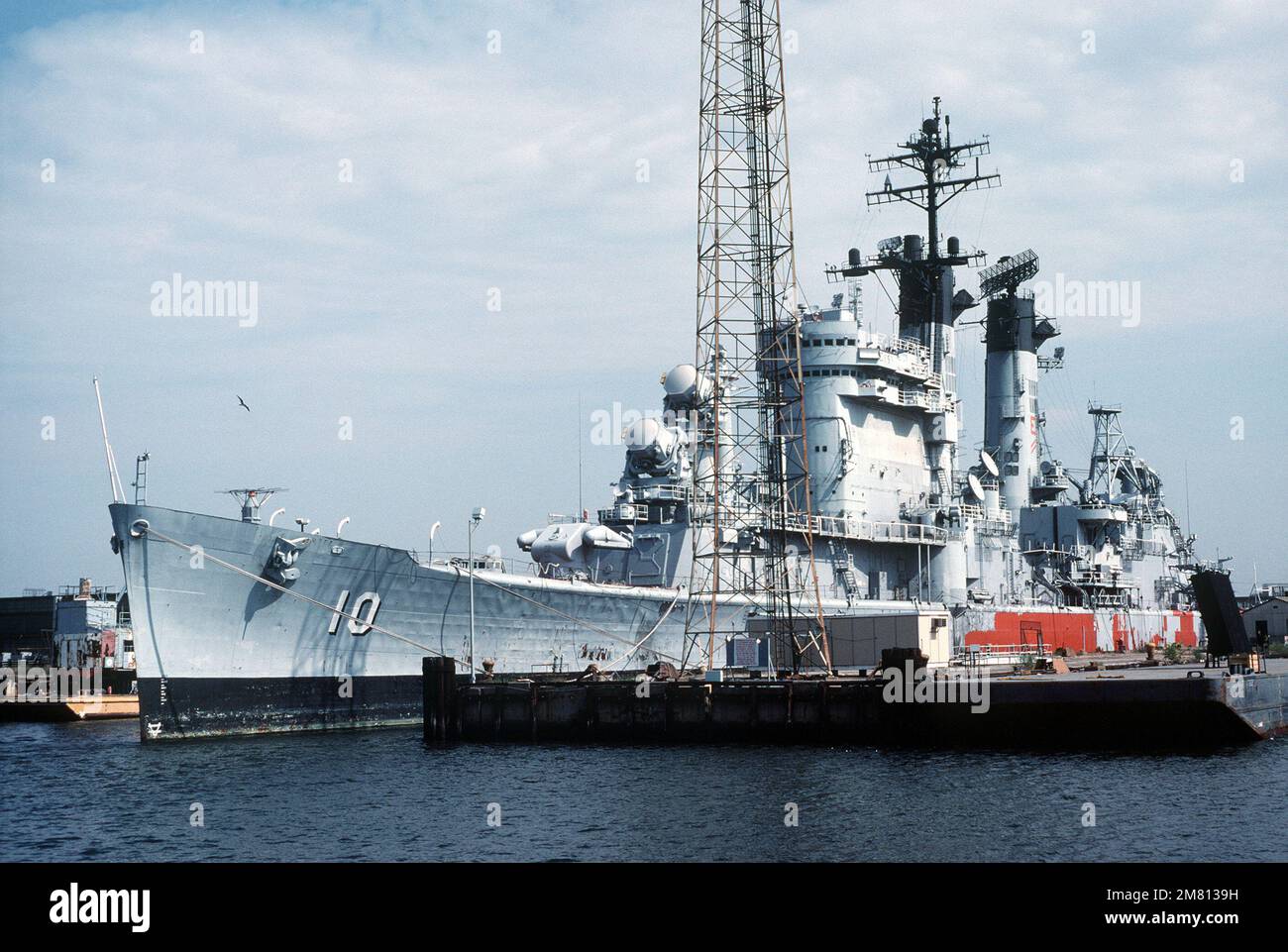 Una vista a prua del porto dell'incrociatore missilistico guidato ALBANY (CG 10) sistemato in riserva presso il molo delle navi disattivate della Marina, situato di fronte al cantiere navale di Norfolk sul fiume James. Base: Portsmouth Stato: Virginia (VA) Nazione: Stati Uniti d'America (USA) Foto Stock